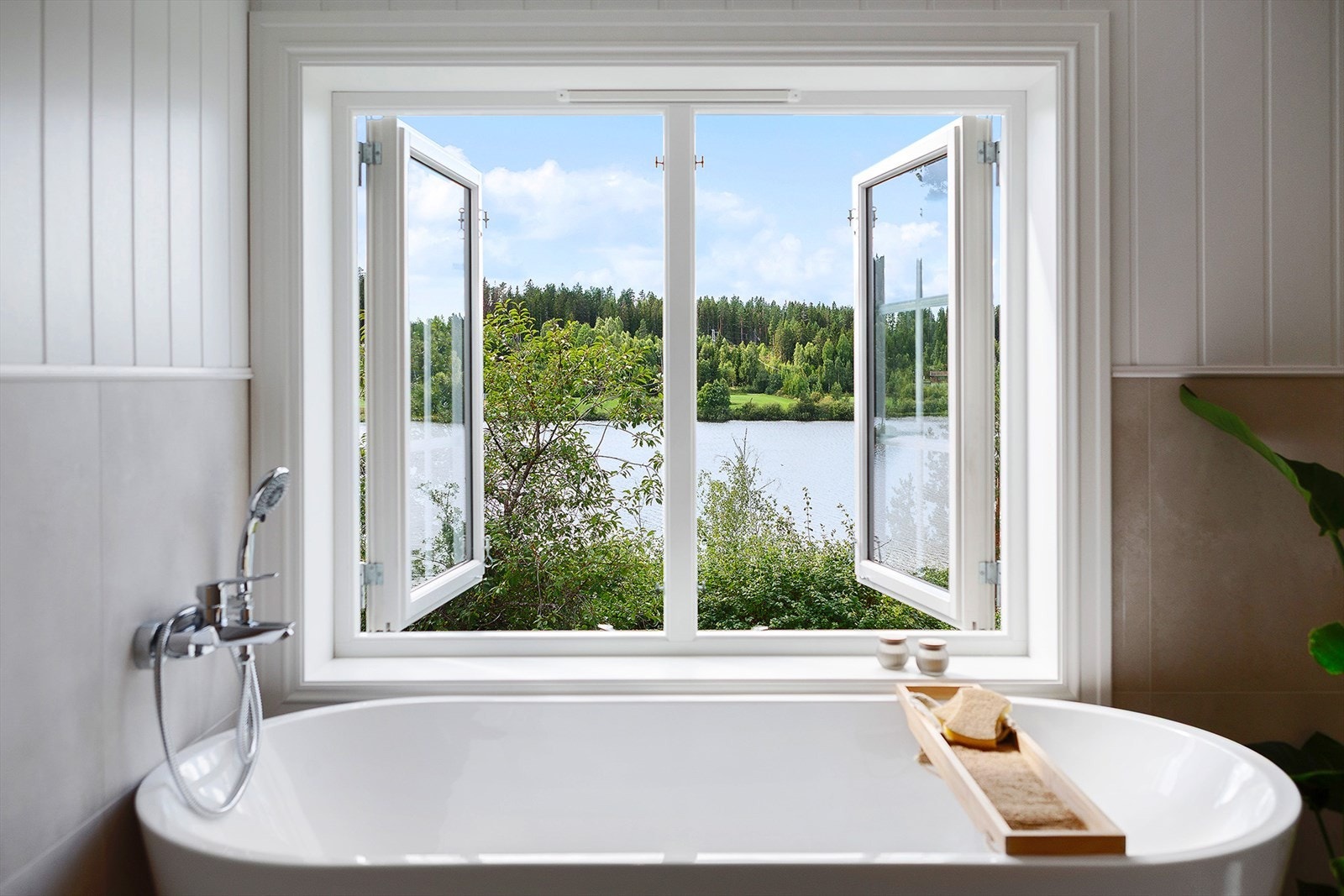 Her kan man ligge i badekaret og nyte flott utsikt over Vågvann. Galleribilde