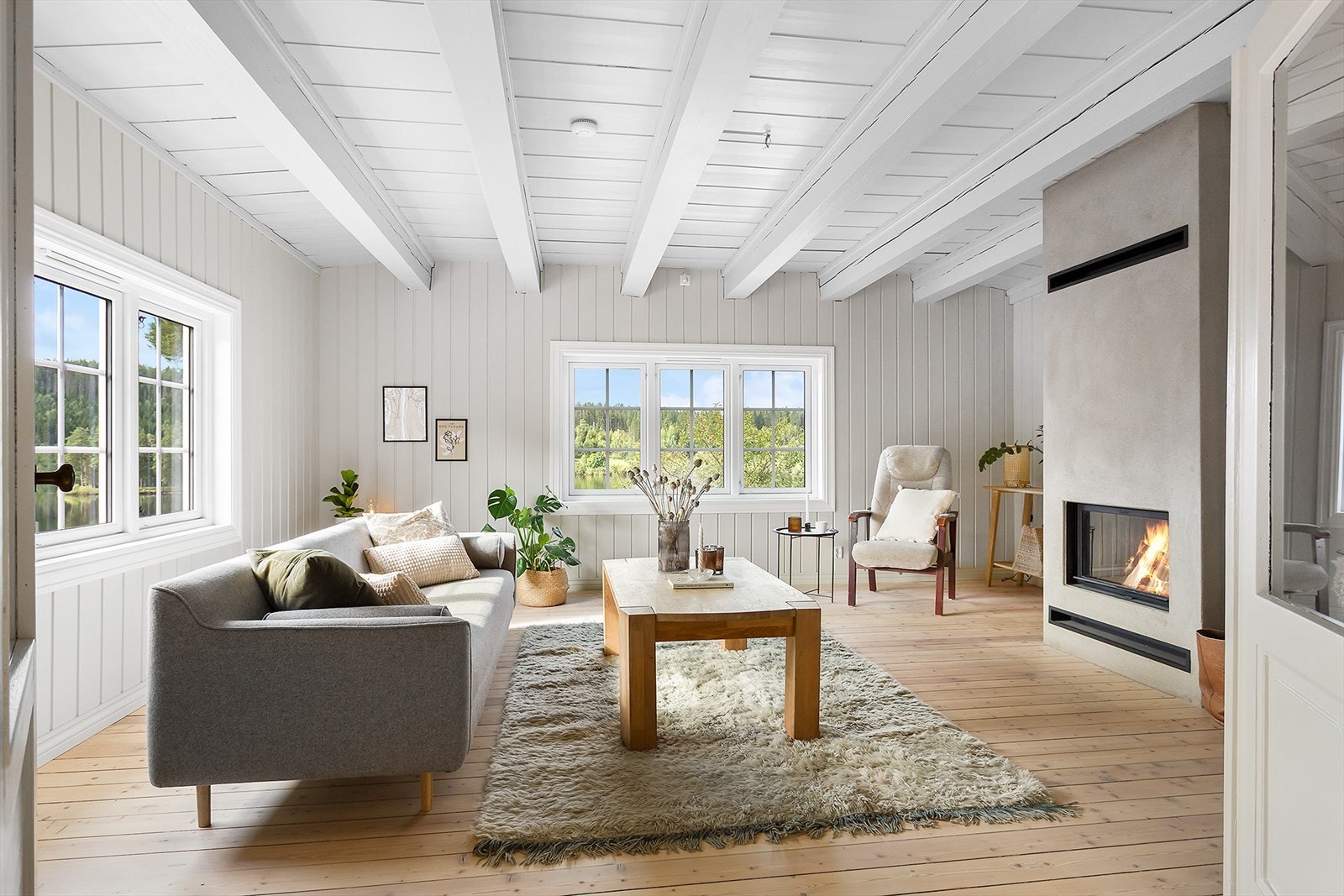 Flott peisinnsats sentral plassert i stuen, som gir både varme og stemning på kjølige kvelder. Rehabilitert pipeløp med nye stålrør i 2025. Galleribilde