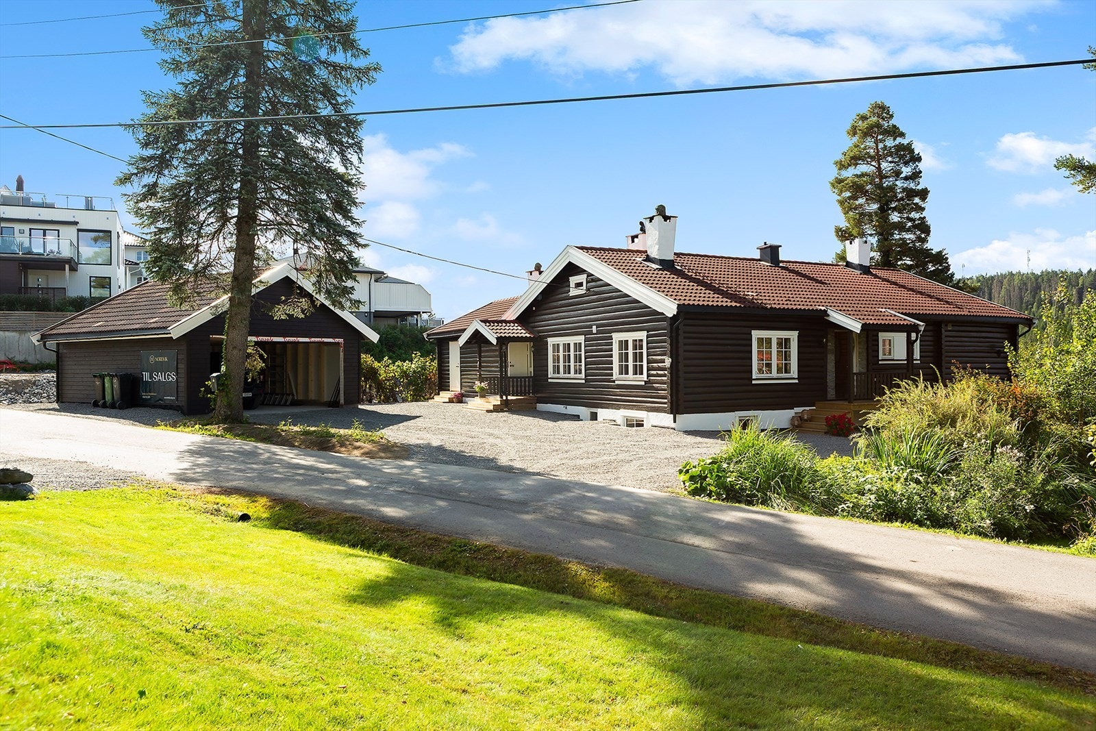 Arkiv bilder- Huset er nymalt og garasjen er satt opp ny nå i 2025. Det er også utført drenering med nytt vann og avløp. Galleribilde