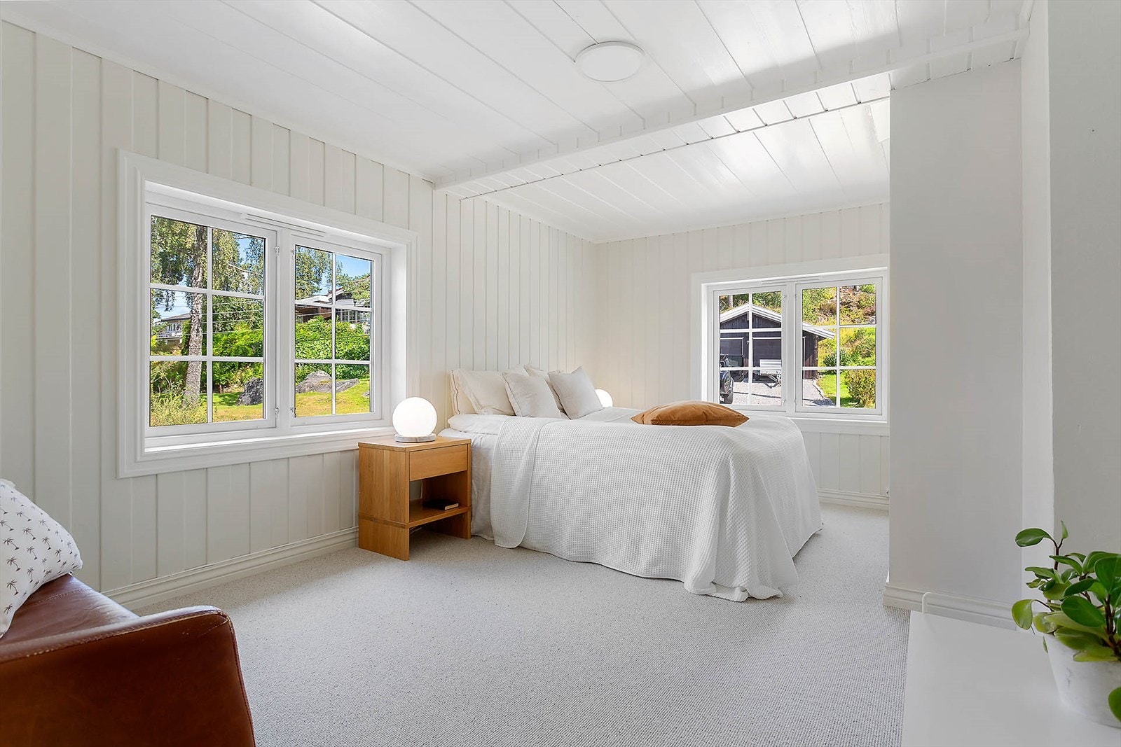 Romslig hovedsoverom med god plass til dobbeltseng, nattbord og øvrig soveromsmøblement. Galleribilde