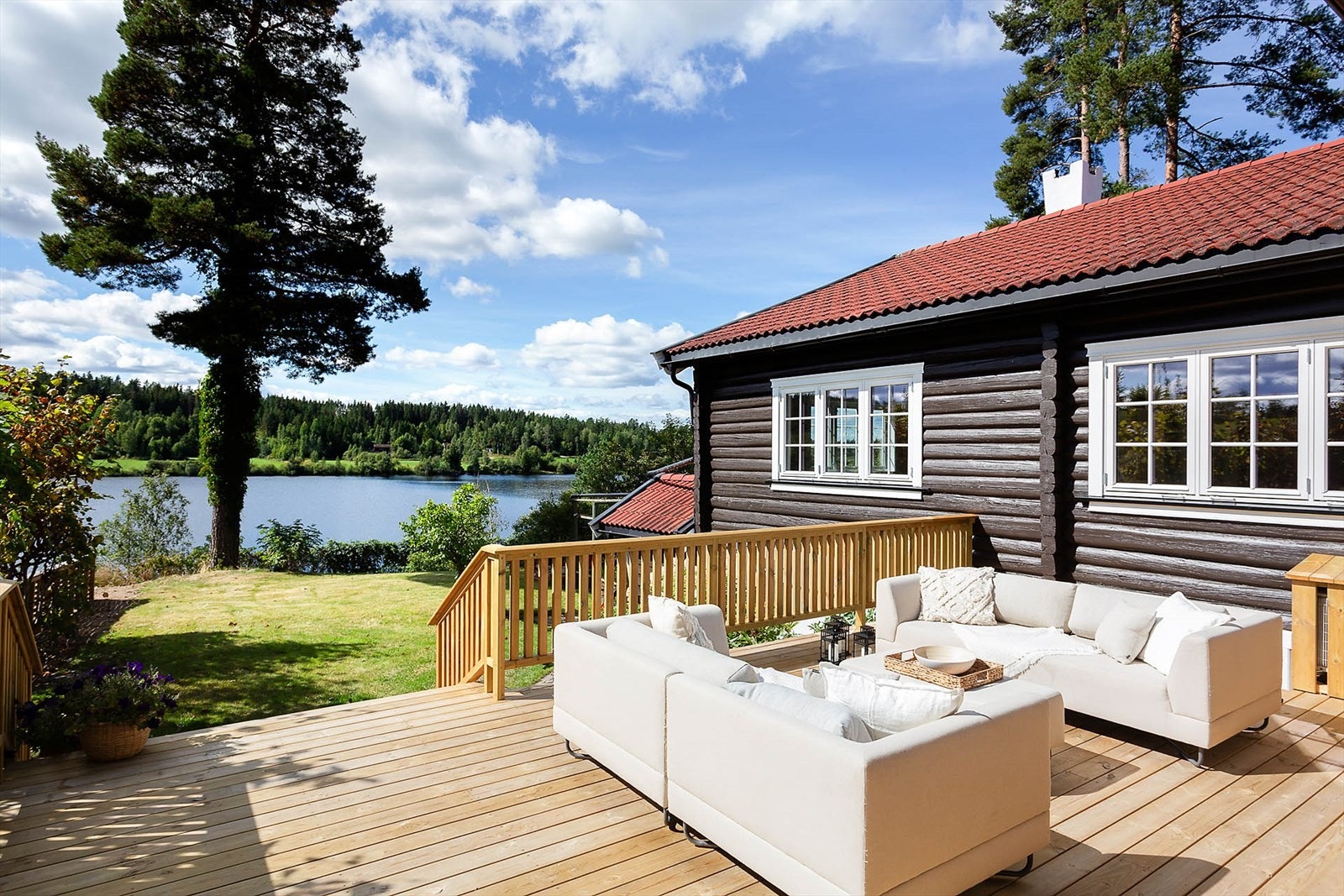 Fra spisestuen er det direkte utgang til en nylig oppført terrasse på ca. 40 kvm vendt mot sørvest. Galleribilde