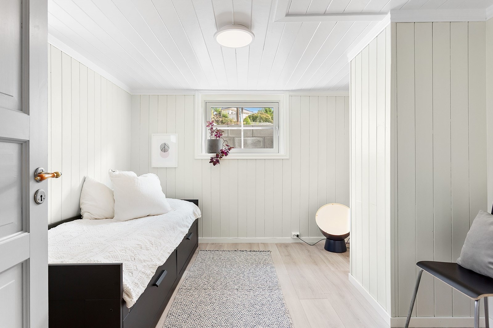 Tredje soverom som også kan kan knyttes til hoveddel i 1. etg og brukes som gjesterom, kontor eller lagring ved behov Galleribilde