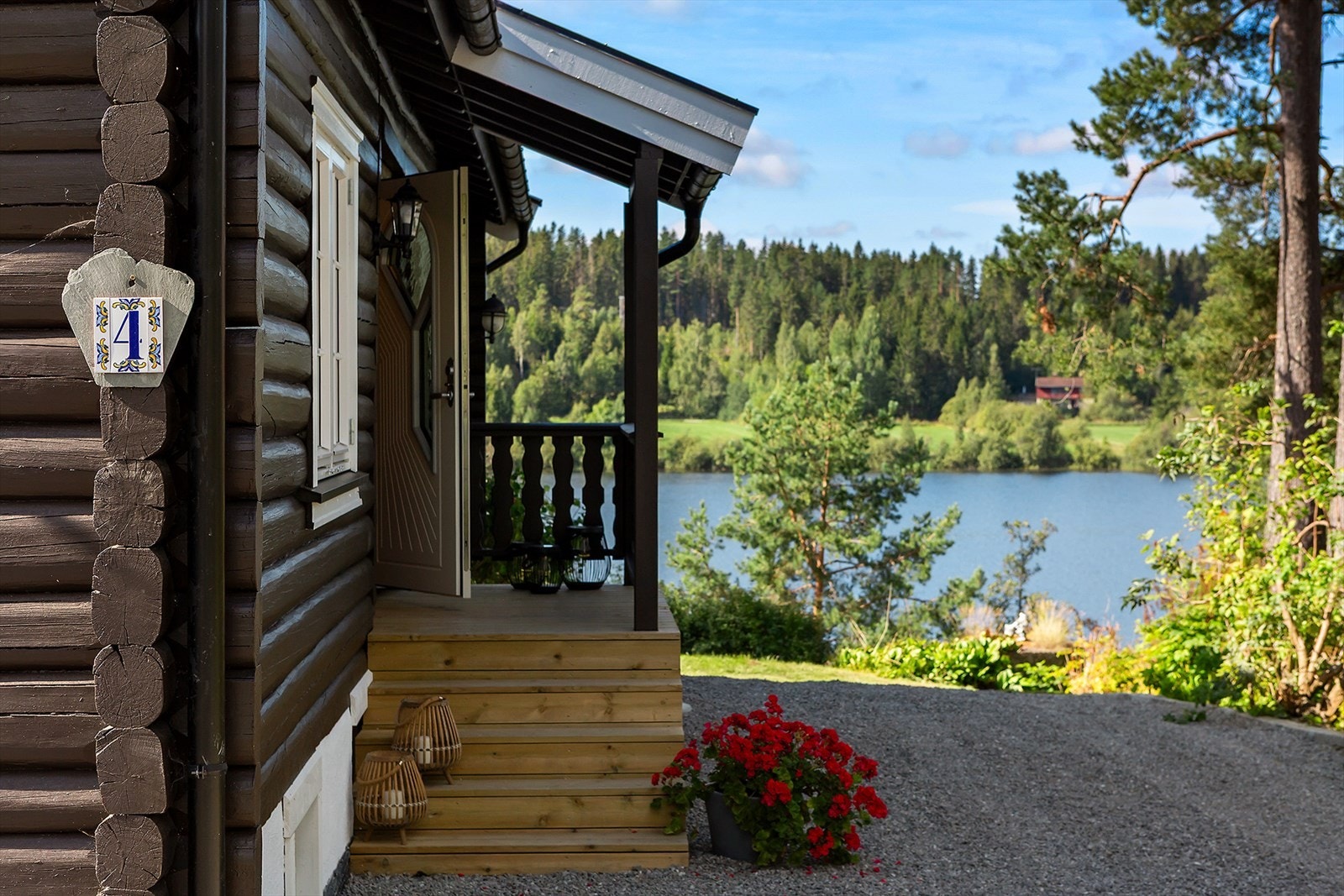 Arkiv bilder- Det er fire innganger til huset, her fra hovedinngangen. Galleribilde