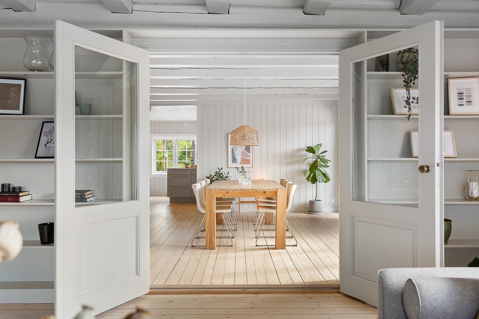 Flott spisestue med plass til stort spisebord - perfekt sted å samle familie og venner rundt middagsbordet. Galleribilde