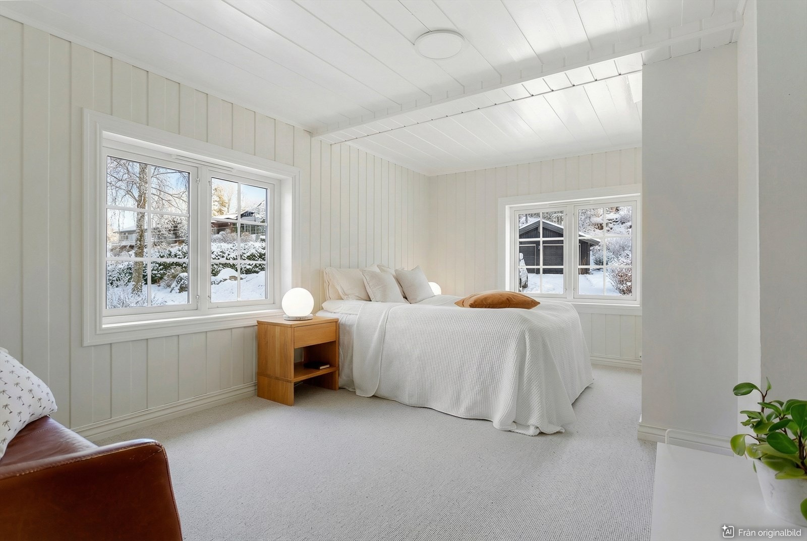 Romslig hovedsoverom med god plass til dobbeltseng, nattbord og øvrig soveromsmøblement. Galleribilde