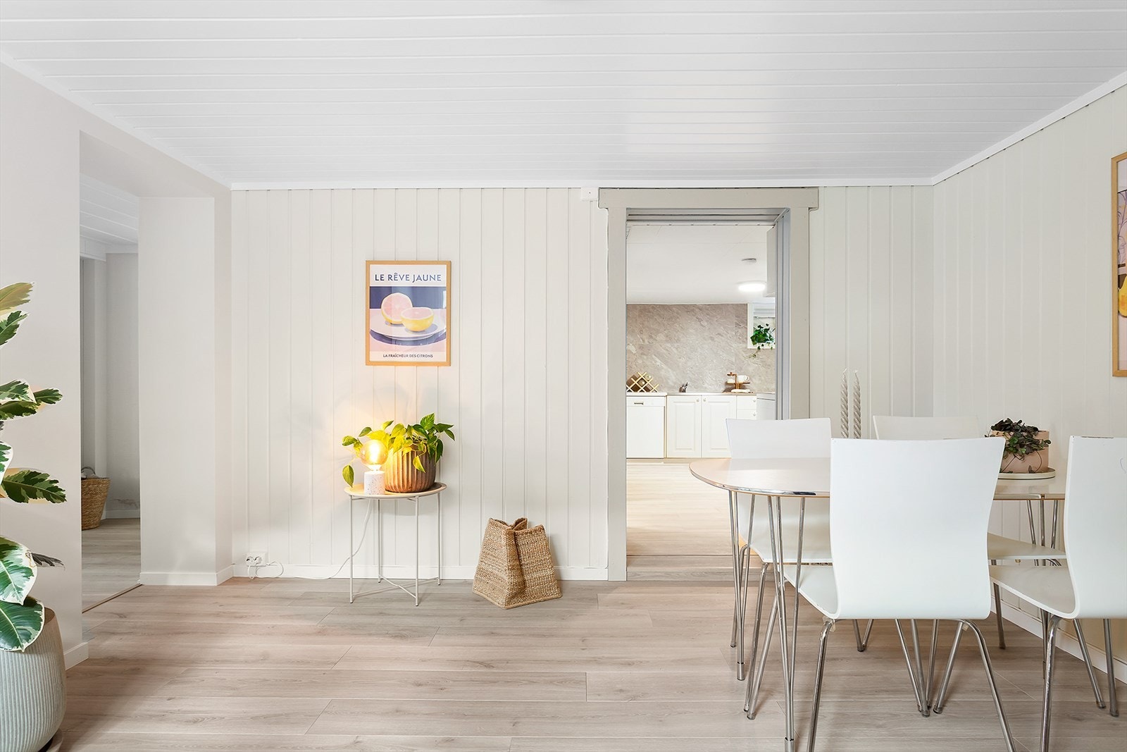 Koselig oppholdsrom med plass til sofa og mediemøbler eller spiseplass. Galleribilde