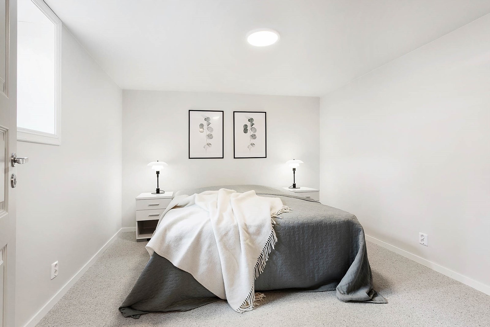 Ekstra soverom som øker fleksibiliteten. Kan knyttes til hoveddel i 1. etg og brukes som gjesterom, kontor eller lagring ved behov Galleribilde