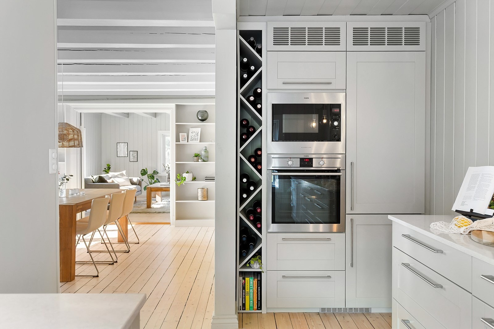 Kjøkkenet i praktisk tilknytning med spisestuen. Den delvis åpne løsningen sørger for herlig gjennomgående lys. Galleribilde