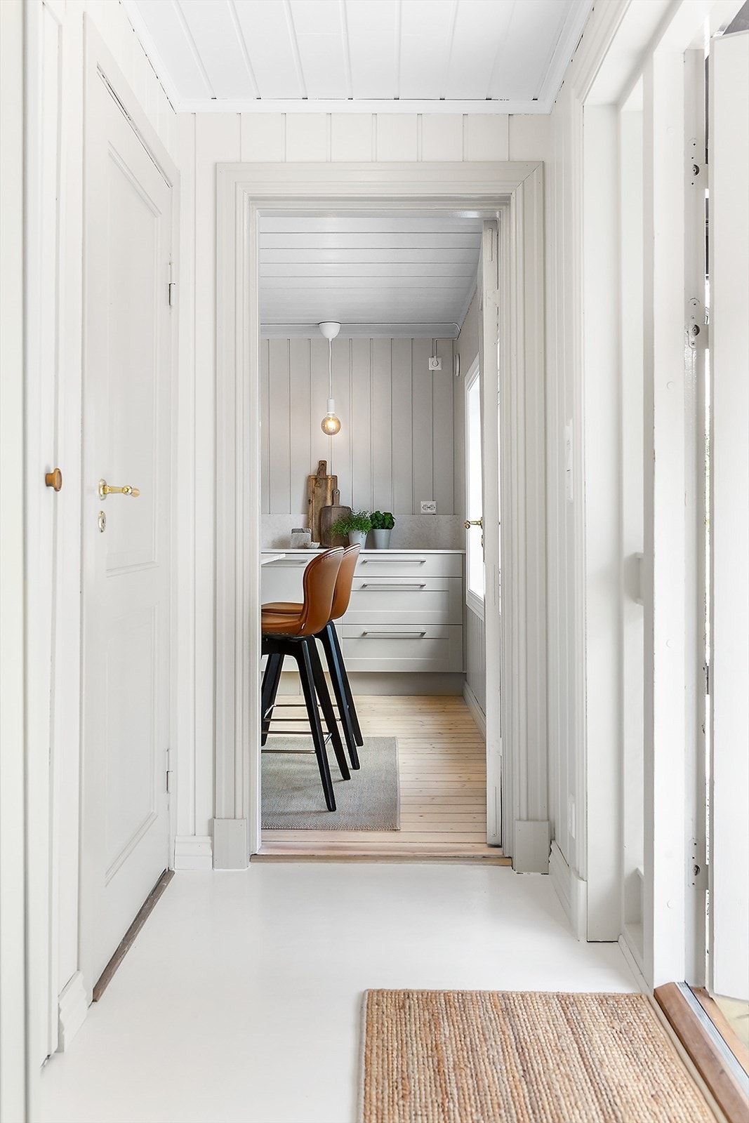 Praktisk sekundær inngang ved kjøkkenet. Fin plass for barnevogn, idrettsutstyr m.m. Galleribilde