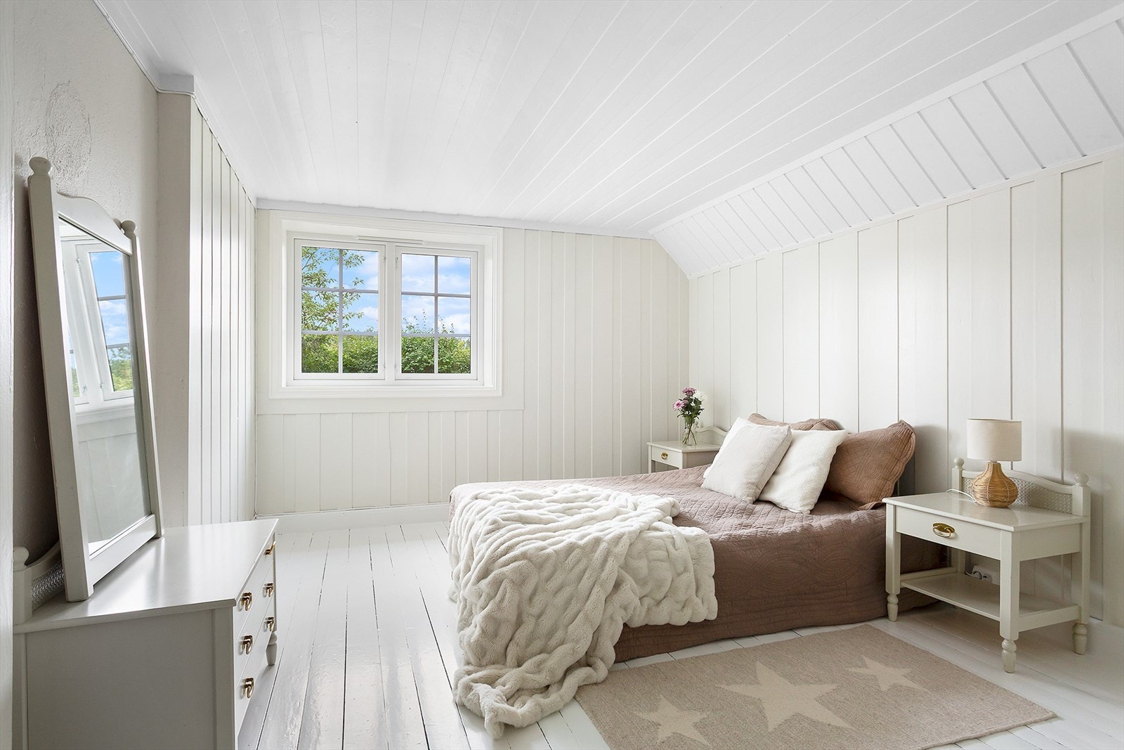 Lyst soverom med mulighet for garderobeløsning. Passer for leietaker eller ungdom i familien som ønsker litt mer privatliv. Galleribilde