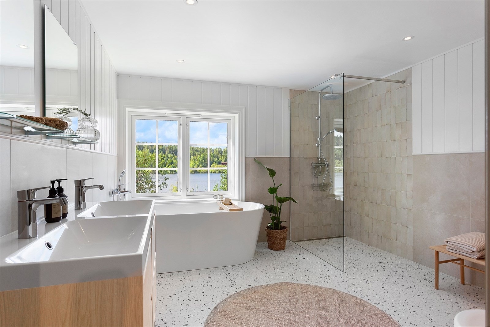 Nytt bad 2025 med ny innredning og gjennomtenkt materialvalg. Fliser i brystningshøyde med panelvegger over for å bevare uttrykket i huset. Behagelig gulvvarme og downlights Galleribilde