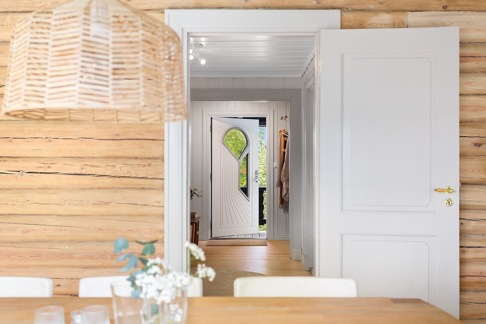 Den gjennomførte stilen med malt panel og detaljer i tre skaper en tidløs og varm velkomst. Galleribilde