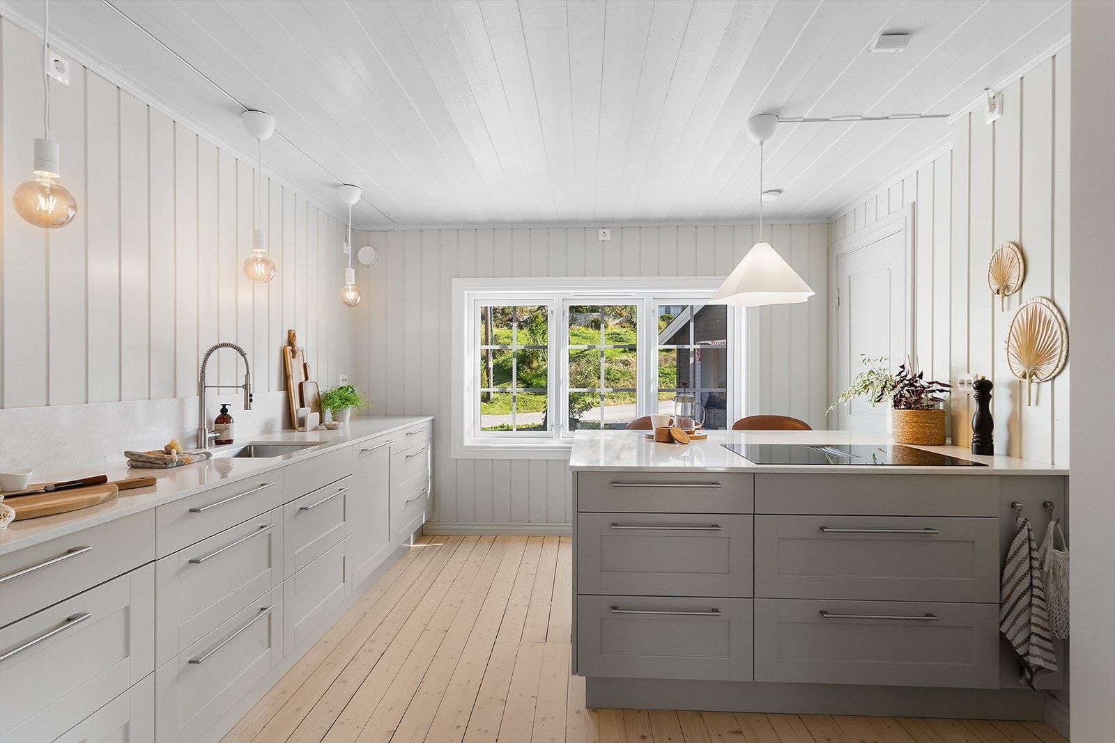 Kjøkkenfrontene er nylakkert utstyrt med integrerte hvitevarer som stekeovn, koketopp med integrert ventilator, micro, oppvaskmaskin og kjøleskap m/frys. Galleribilde