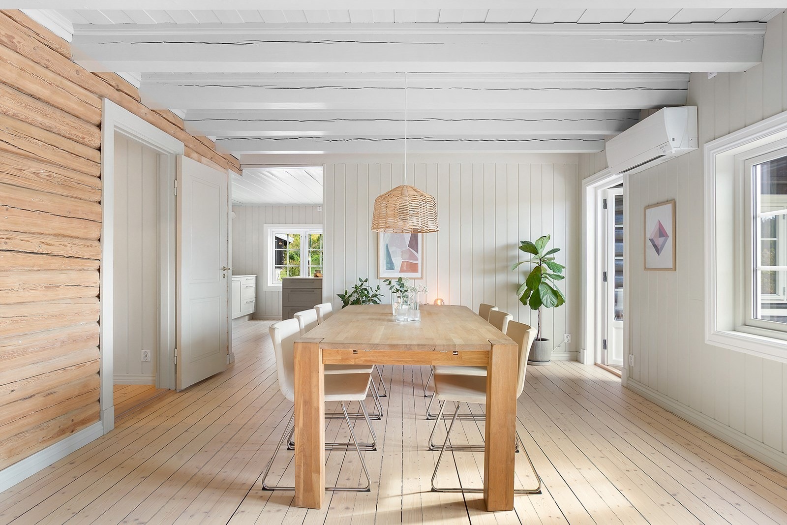 Hovedetasjen er bestående av lys hjørnestue med peis, romslig spisestue med utgang til terrasse og luftig kjøkken med god skap- og benkeplass. Tre soverom og to baderom renovert i 2025. Entré med vindfang og lagring, samt bi-inngang. Innvendig bod/kott. Galleribilde