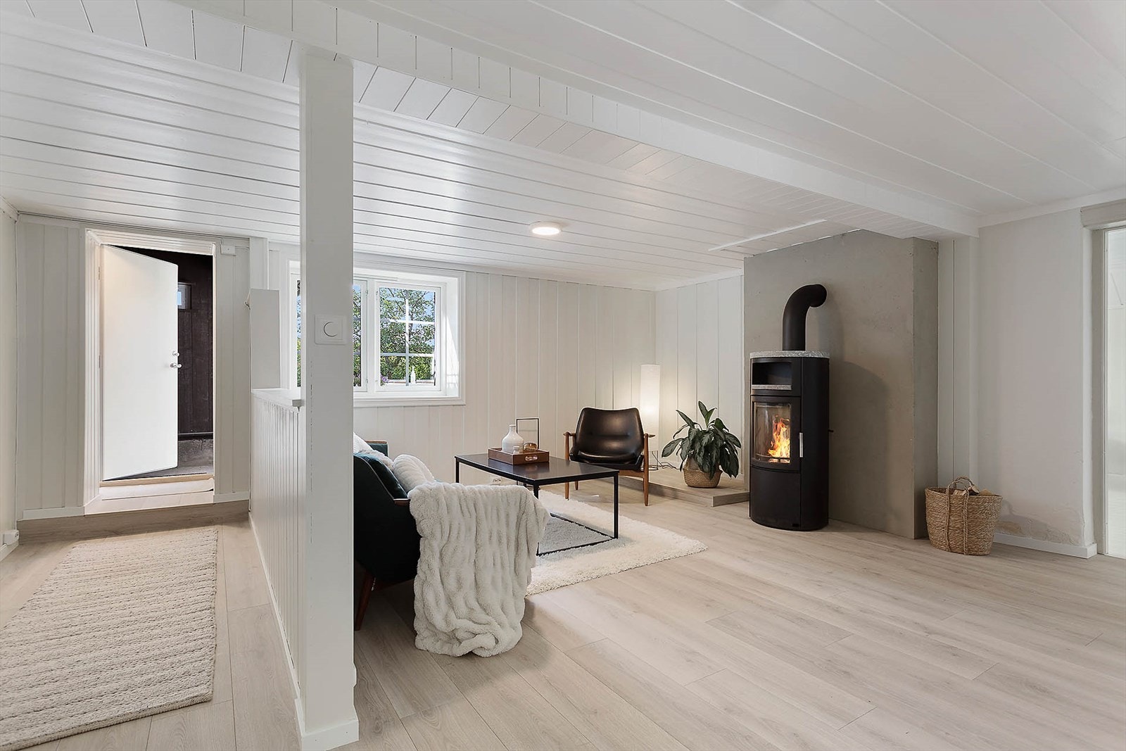 U ETASJE: Boligens underetasje er bestående av luftig stue med peis, romslig spisekjøkken og stue. Tre godkjente soverom og et nytt flott baderom samt vaskerom. Egen inngang. Galleribilde