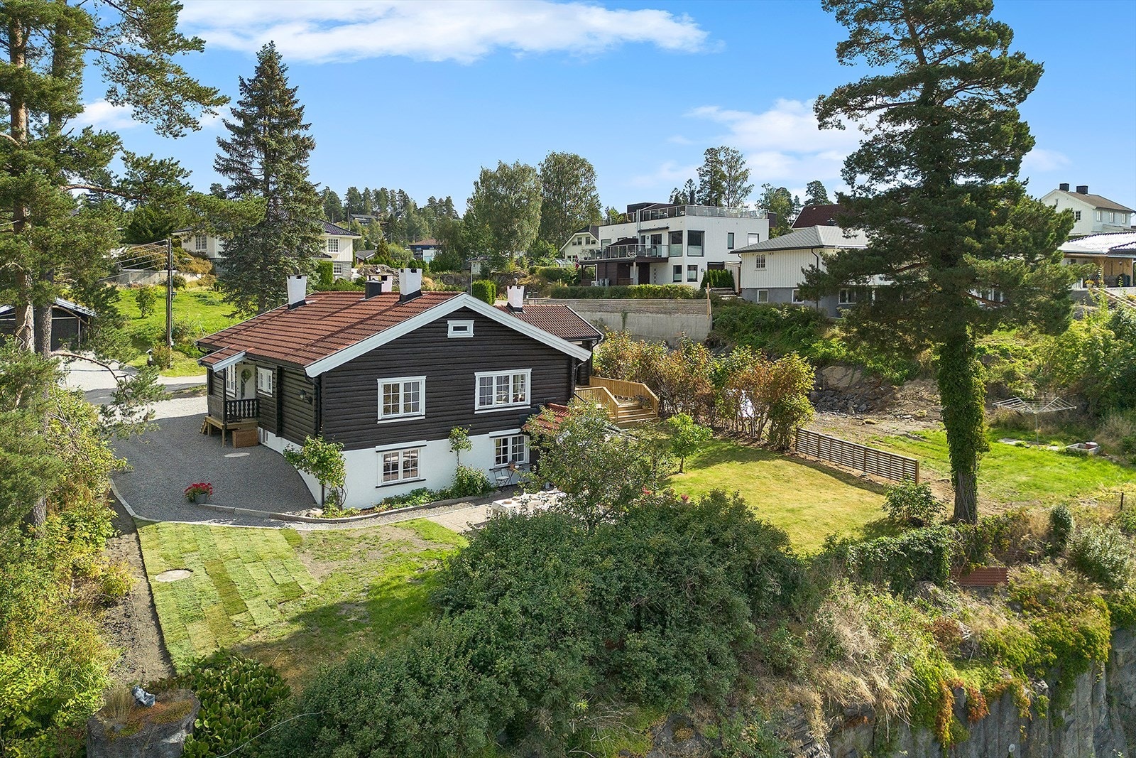 Pent opparbeidet tomt med flere solrike soner og separate plasser. Galleribilde