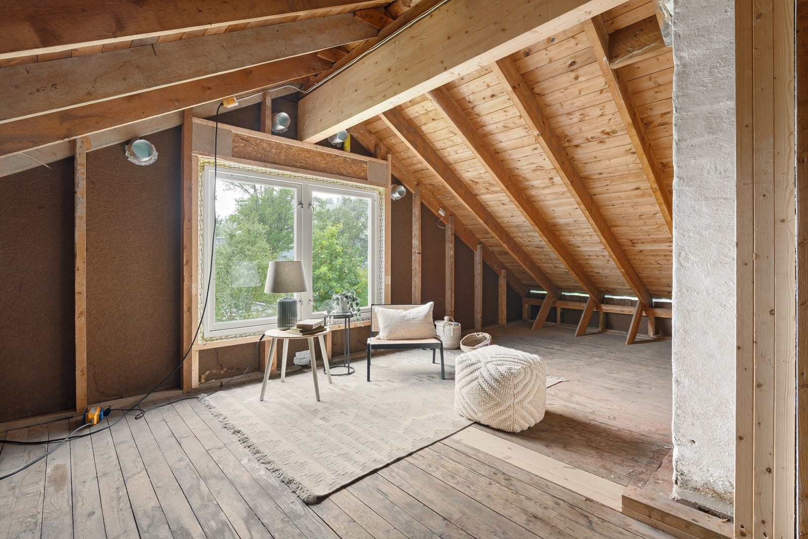 Uinnredet loft på 33 kvm. I tillegg er det god lagringsplass i boder.