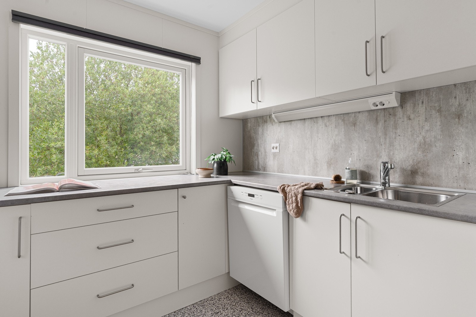 Stort og funksjonelt kjøkken med god skap- og benkeplass.