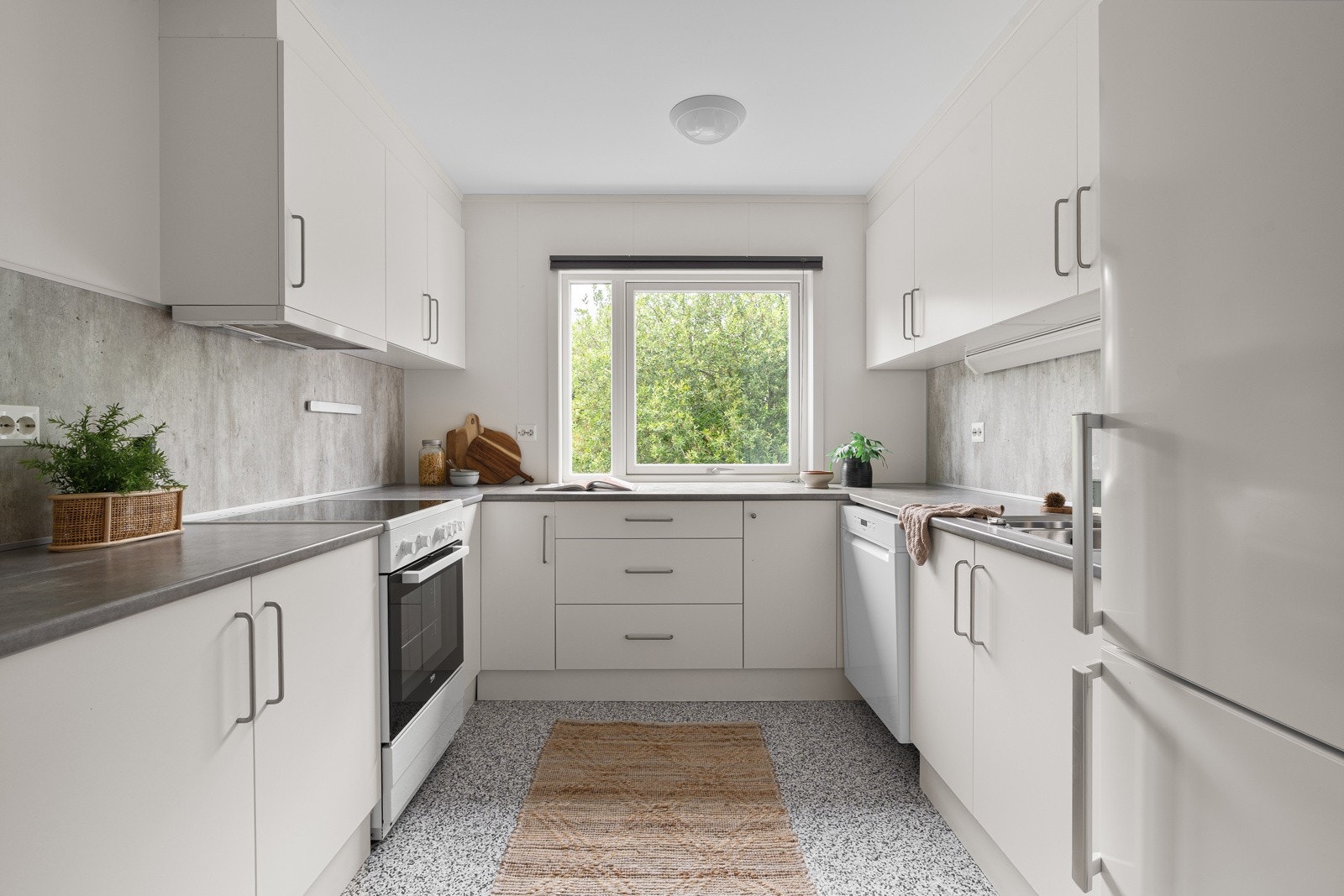 Vinduer på kjøkken gir gode lysforhold her også.