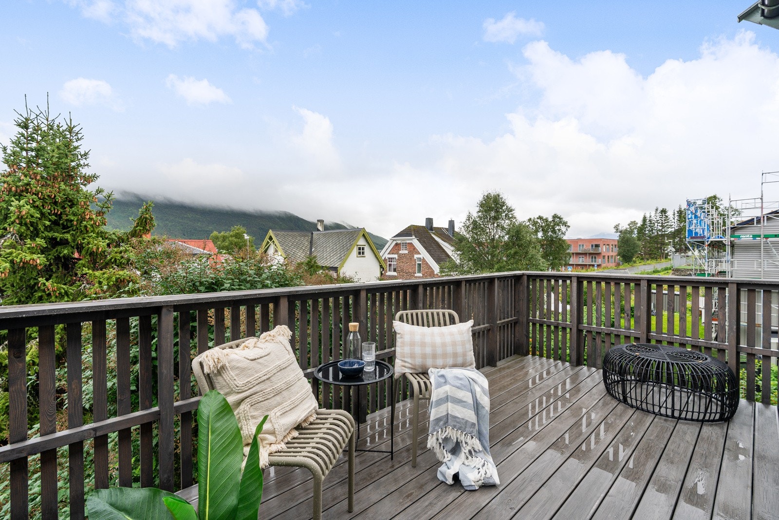 Utgang til stor veranda med fin utsikt mot fastlandet.