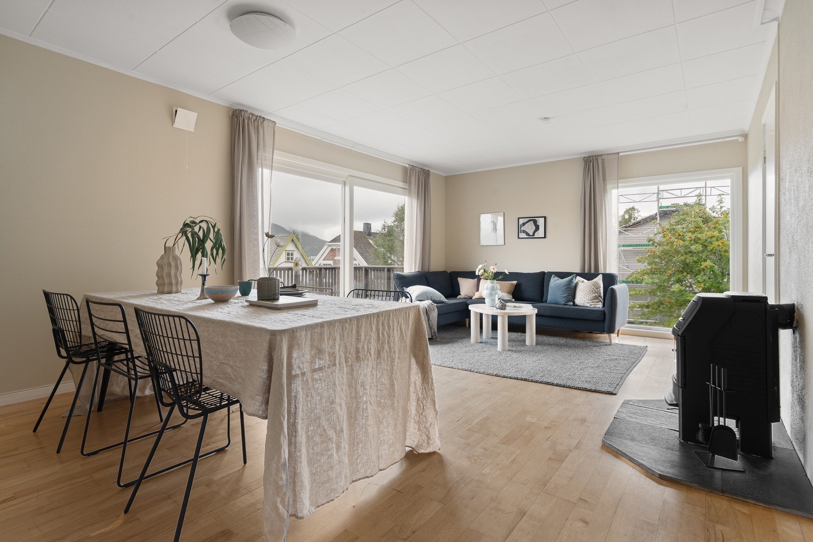 God plass til stor spisestue - vedfyring.