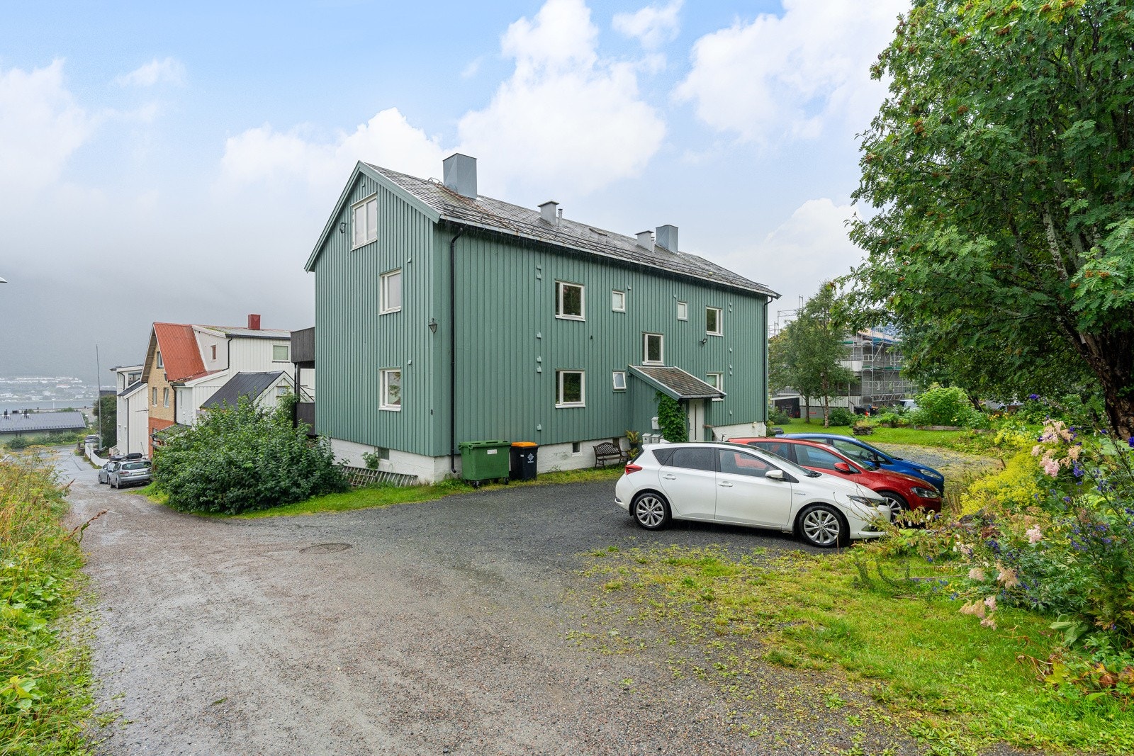 Leiligheten disponerer biloppstillingsplass på felles tomt.