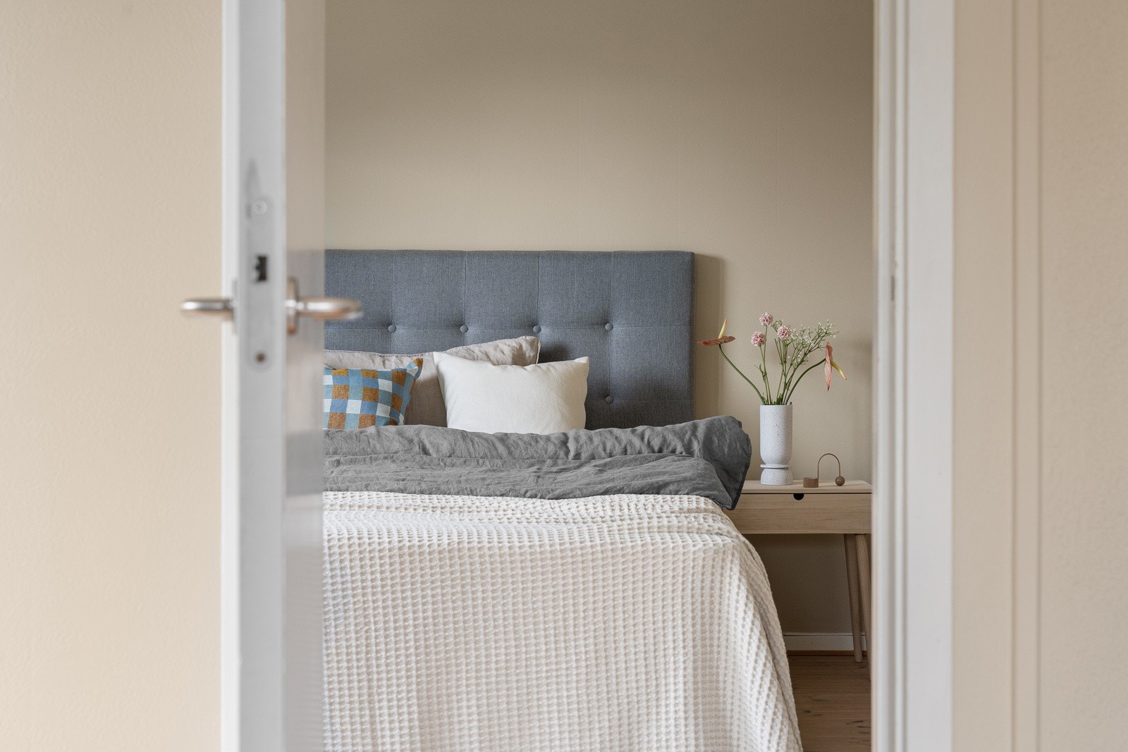 Hovedsoverom med god plass til stor seng.