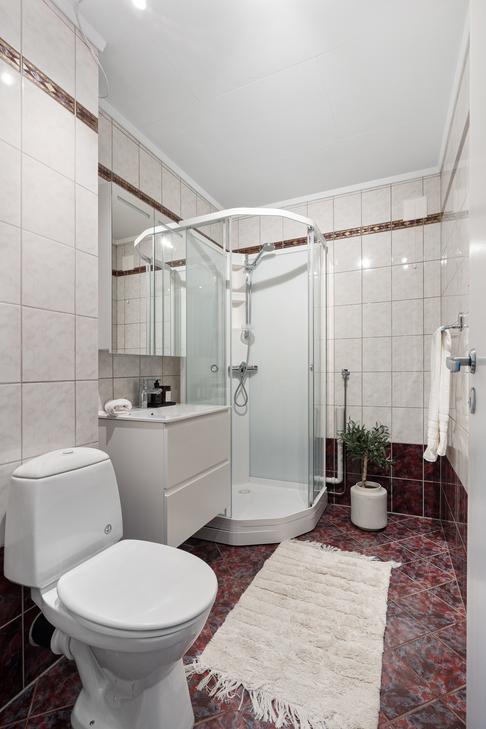 Baderom med dusjkabinett.