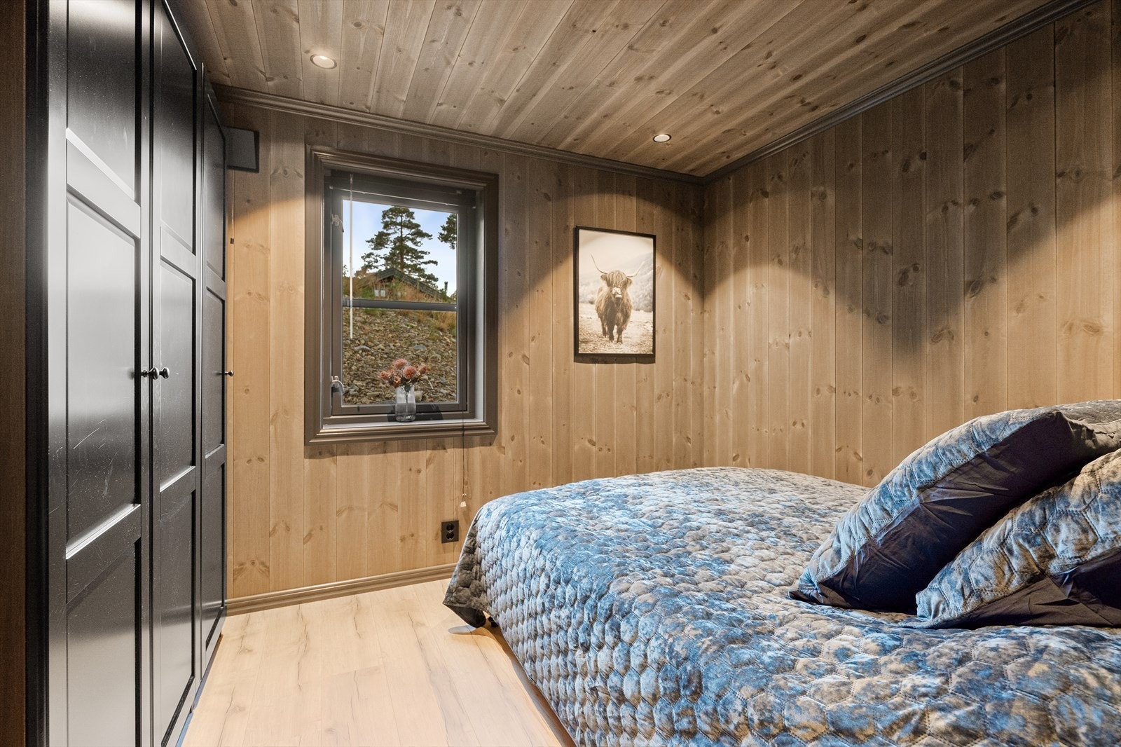 Pent soverom med god garderobeløsning. Galleribilde