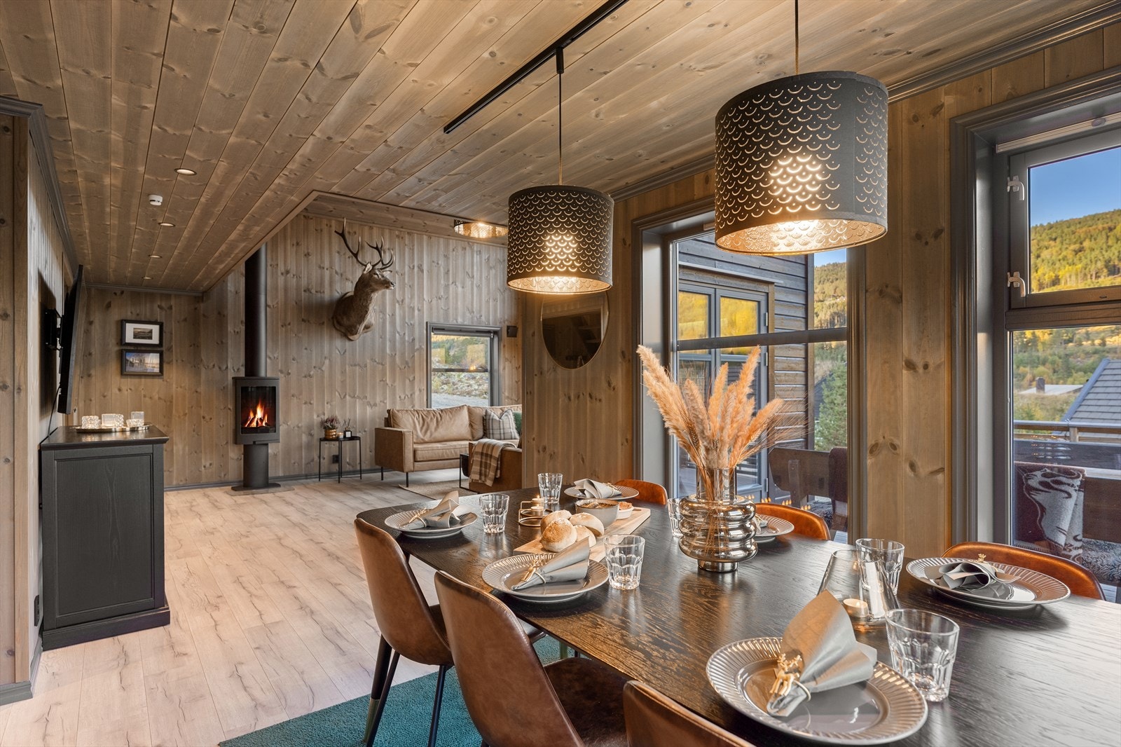 Spisegruppe mot kjøkkenet som du kan dekke på og invitere inn til sosiale sammenkomster og hyggelige måltider. Galleribilde