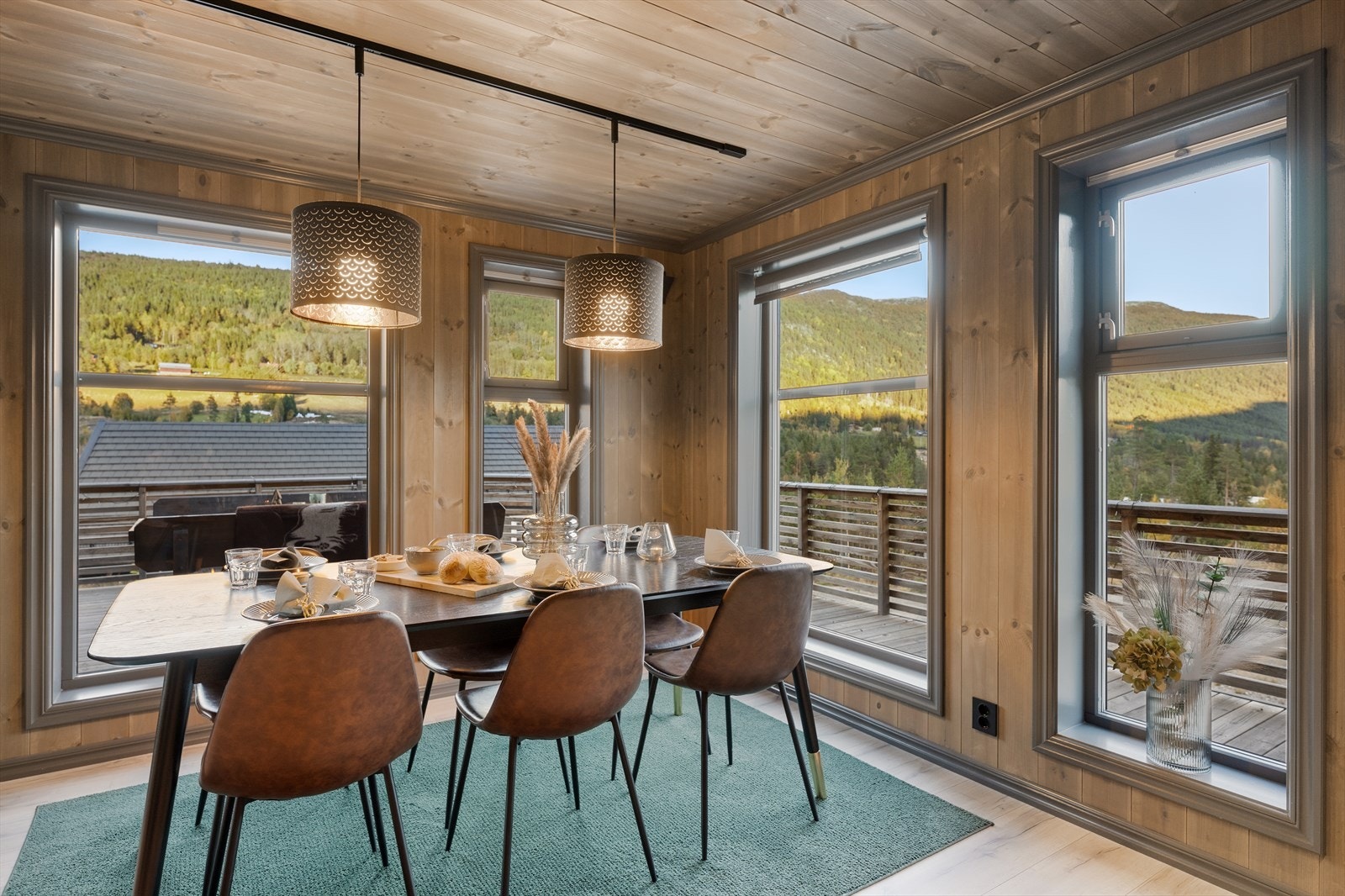Lys og trivelig spiseplass med nydelig utsikt - her nytes måltidene med naturen som nærmeste nabo. Galleribilde