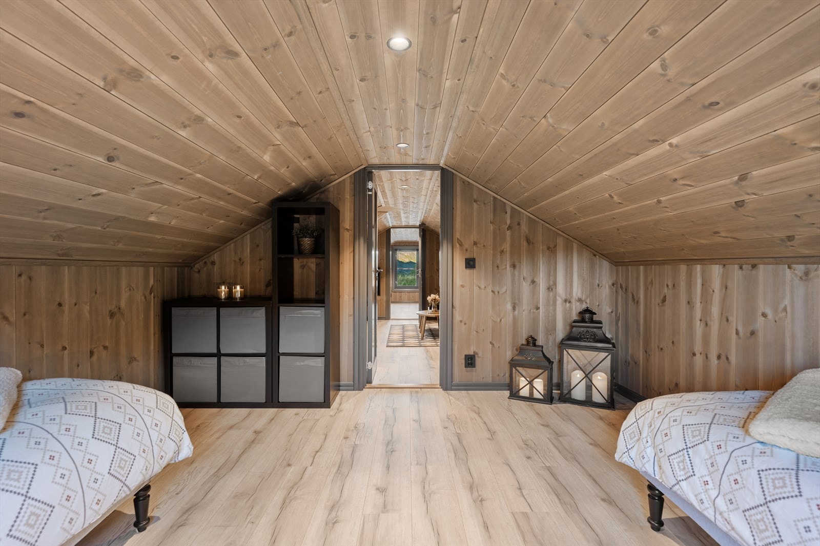 Lyst og trivelig hemsrom 1 innredet som soverom. Hemsen er ikke tatt med i BRA-I pga takhøyden. Galleribilde