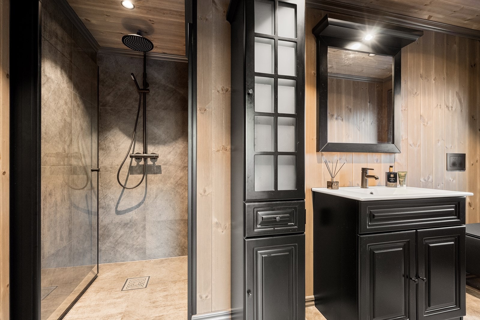 Baderom 2 med lekkert flislagt dusjsone og regnfallsdusj. Galleribilde