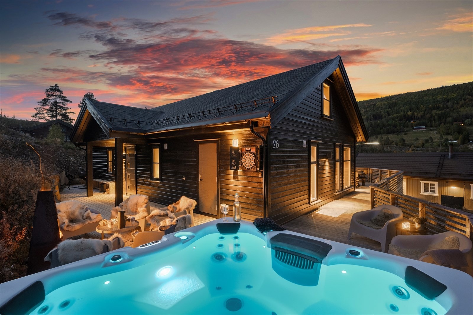 Magisk kveld på hytta, nyt roen og varmen i jacuzzien mens himmelen setter stemningen. Galleribilde