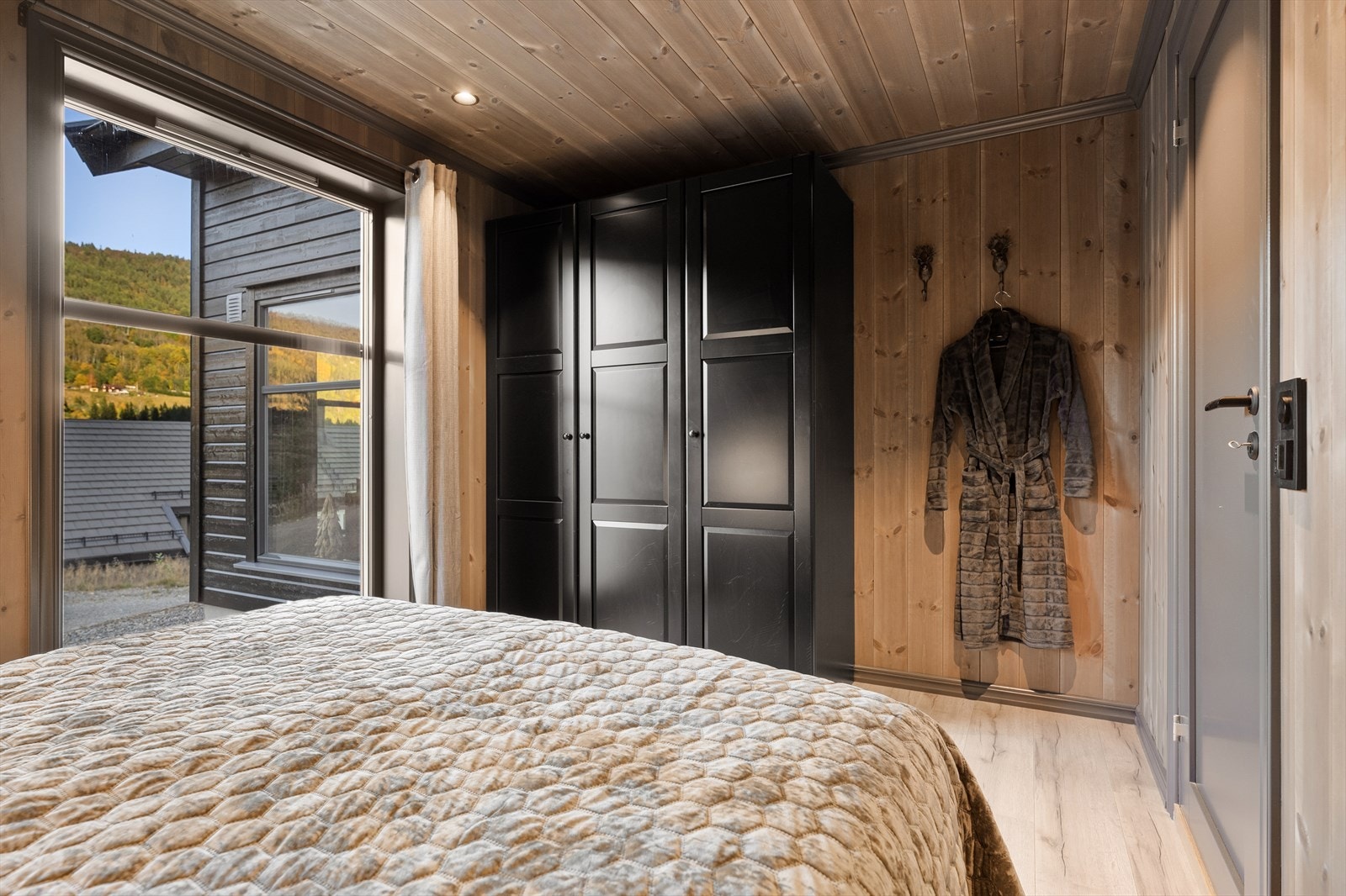 De to soverommene i 1. etasje har varmefolie med app-styring - komfort og kontroll helt etter dine ønsker. Galleribilde