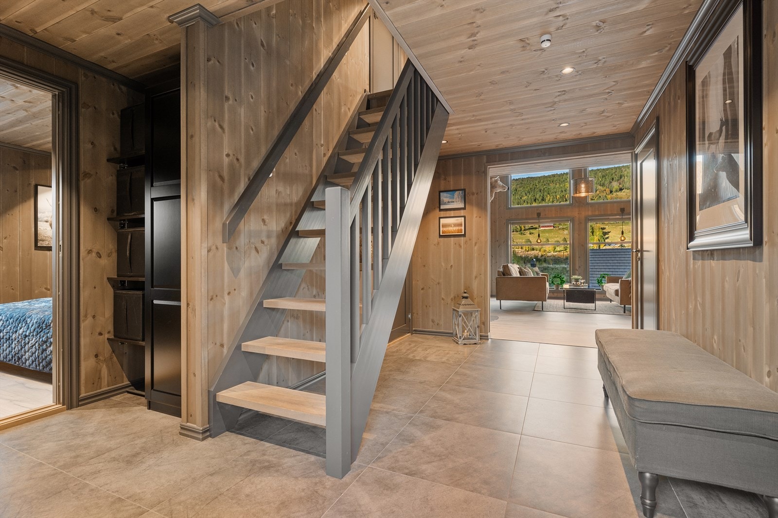 Entrè med flott trappeoppgang til hemsen. Innenfor hoveddøren gir entrèen et meget godt førsteinntrykk, og som får deg til å følge deg hjemme fra første stund. Galleribilde