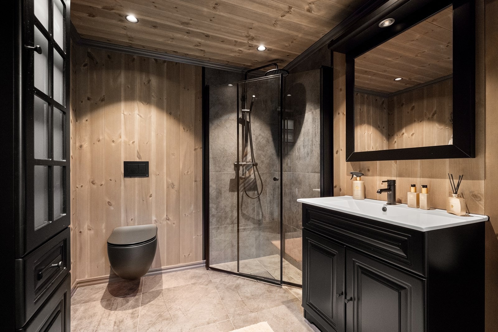 Baderom 1. Varmekabler i gulv og innfelte downlights i tak. Galleribilde