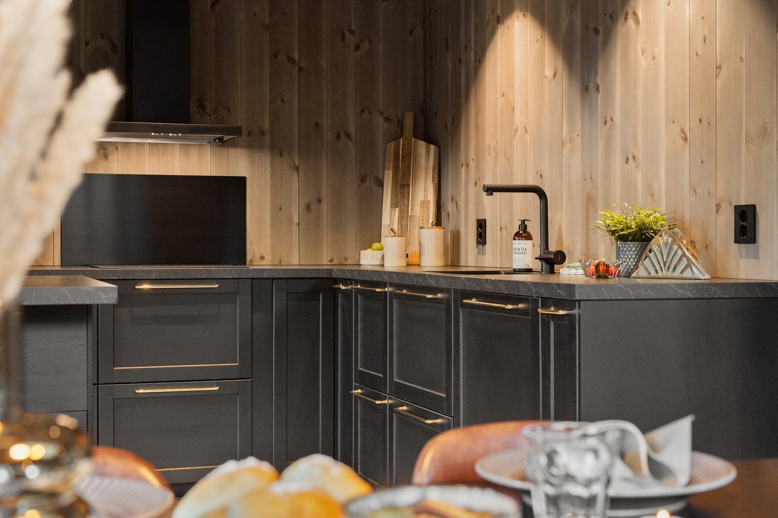 Stilren kjøkkeninnredning med profilerte fronter og benkeplate av laminat. Galleribilde