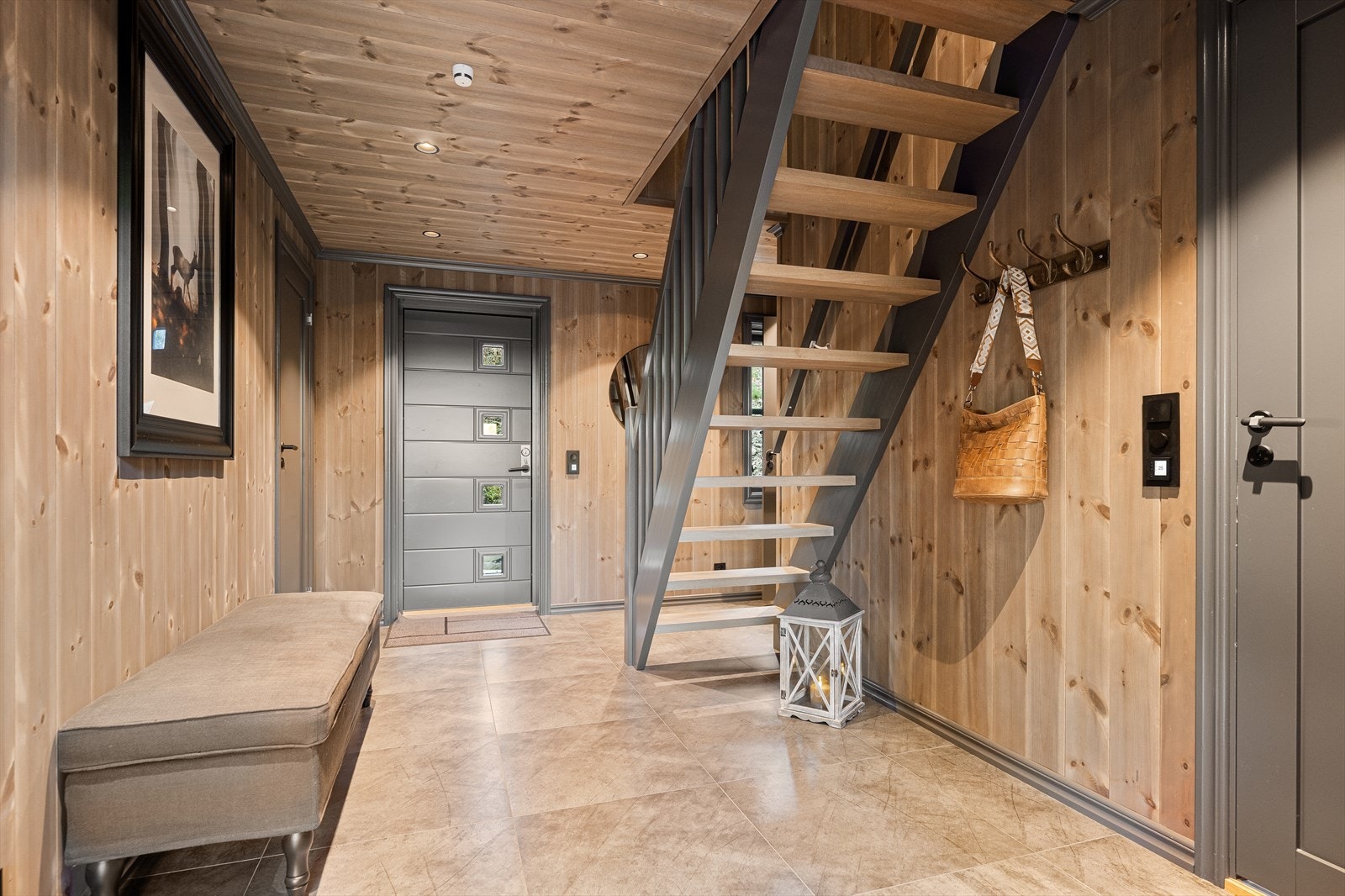 Velkommen hjem til en romslig entré med varmekabler - praktisk komfort og lun velvære fra første skritt inn. Galleribilde