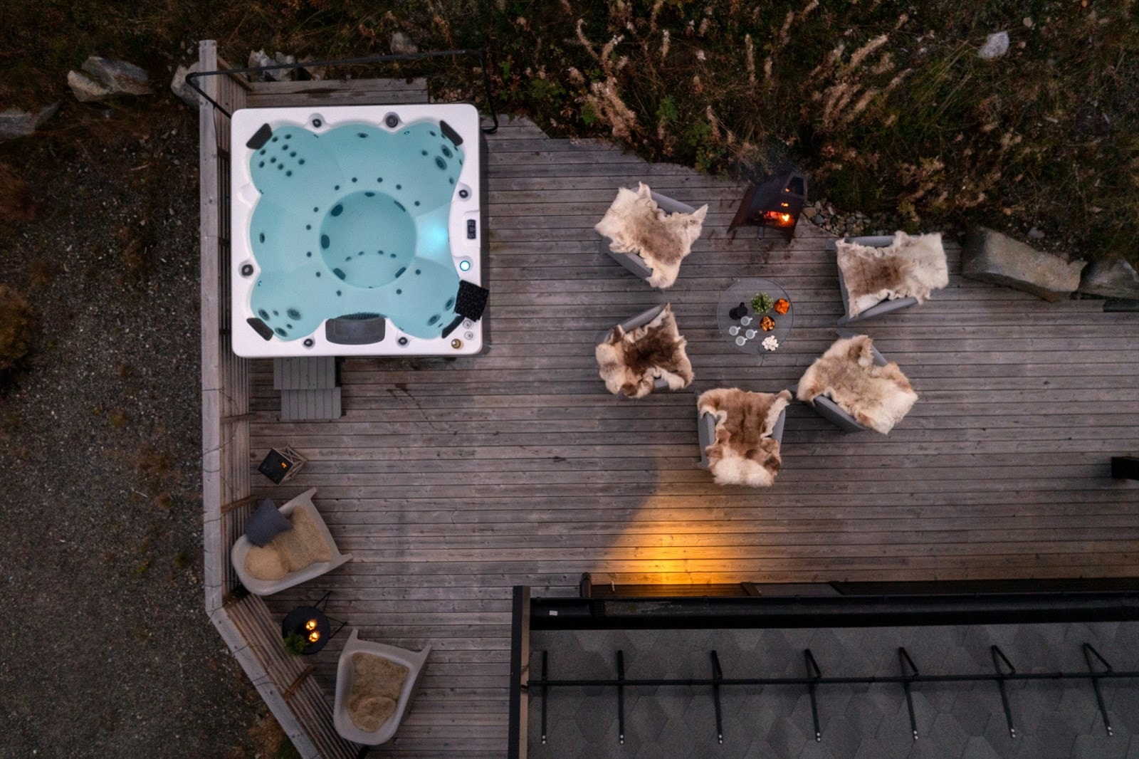 Slapp av på første klasse - jacuzzien med app-styring lar deg justere temperatur og lys rett fra mobilen. Velvære har aldri vært enklere. Galleribilde