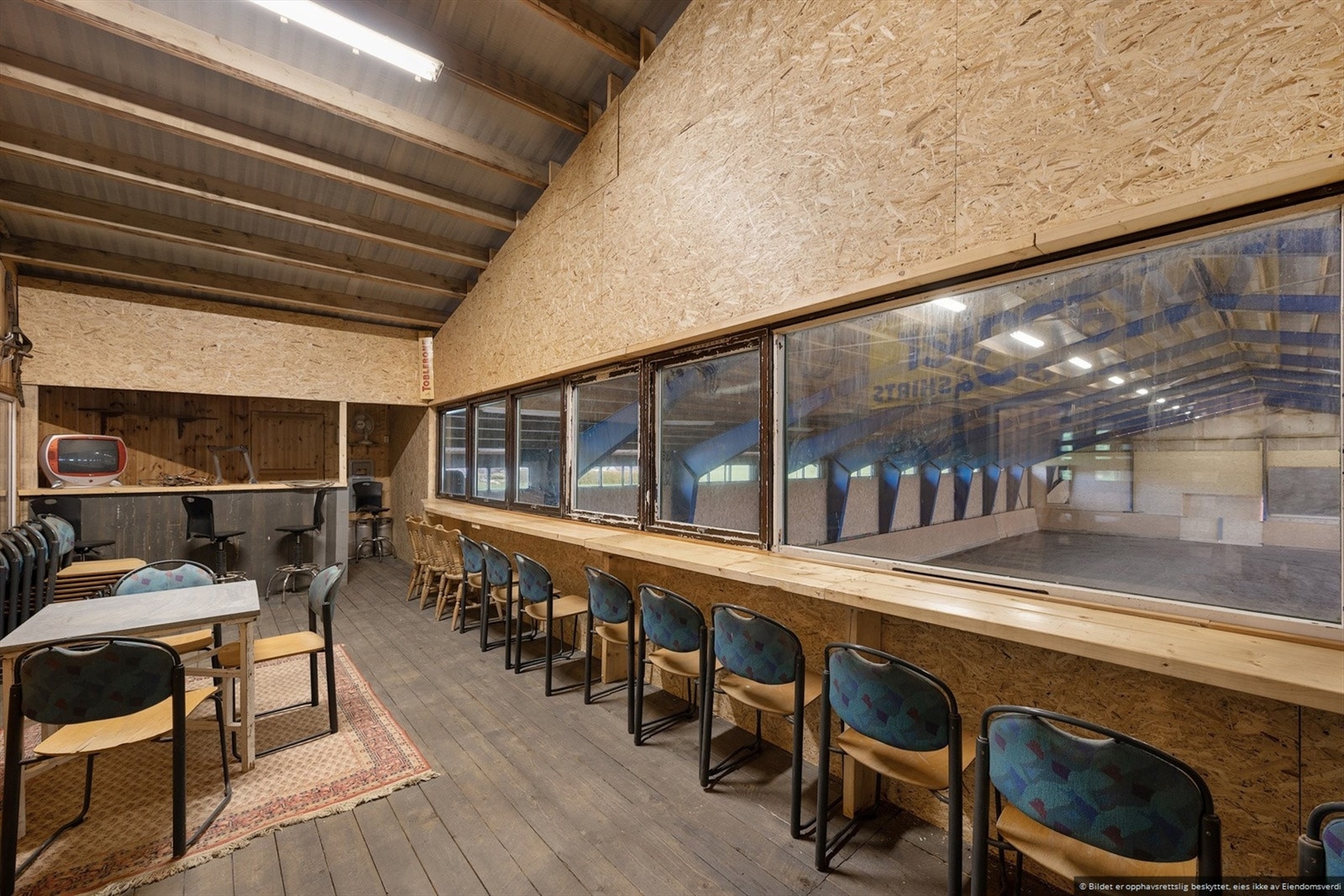 Ridehallen har kafé, tribune, salong og tekniske fasiliteter. Galleribilde