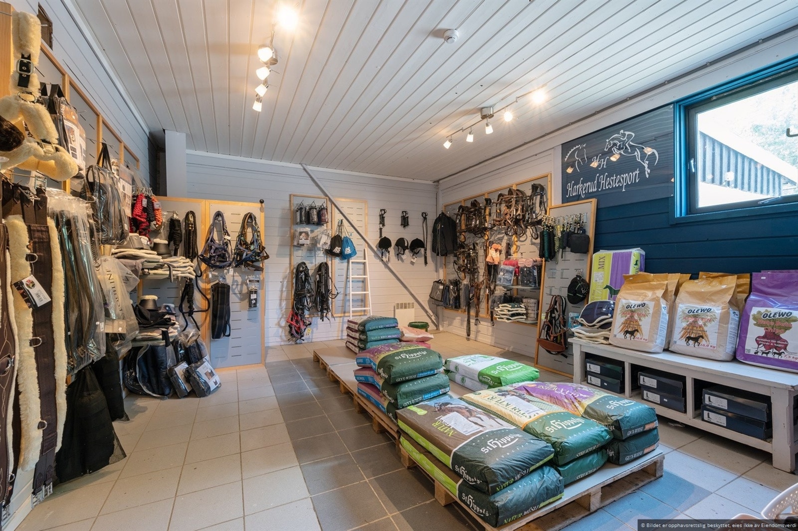 Hestesenterets drift har tidligere vært orientert rundt utleie av stallbokser, stevneutleie og drift av hesteutstyrsbutikken. Galleribilde