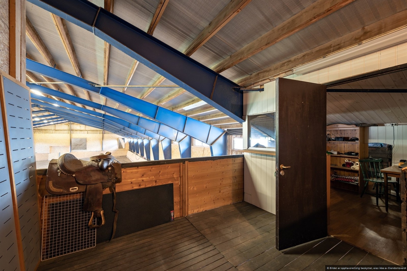 Ridehallen på 20x40 meter har et gruset spesialdekke med nyere vandt og vegger. Lagring i 2. etasje. Galleribilde