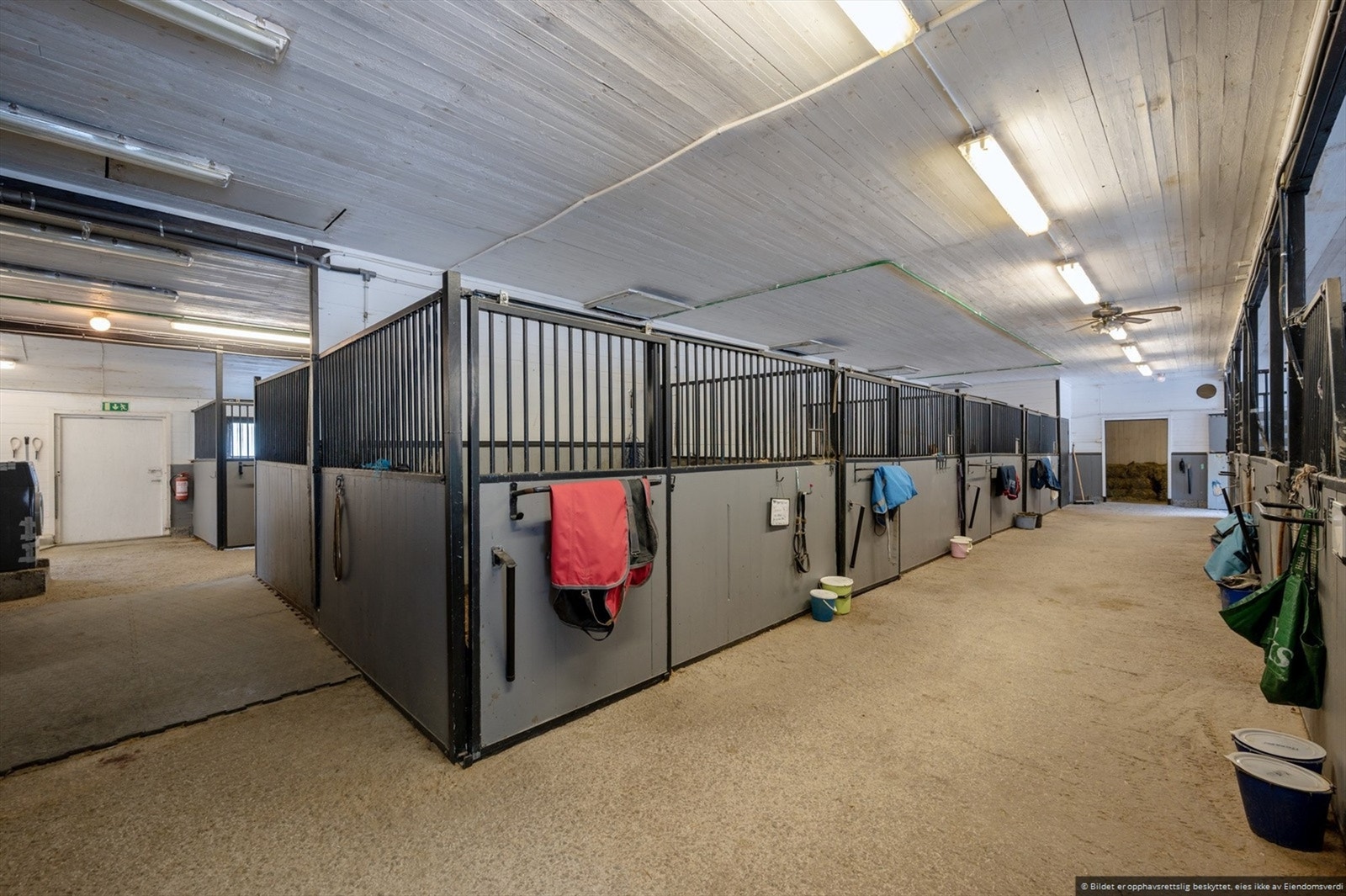 Stallen har en rasjonell og moderene inndeling med 16 hestebokser, 1 ponnyboks, 4 adkomster og enkel tilgang til fôr og flis. Galleribilde