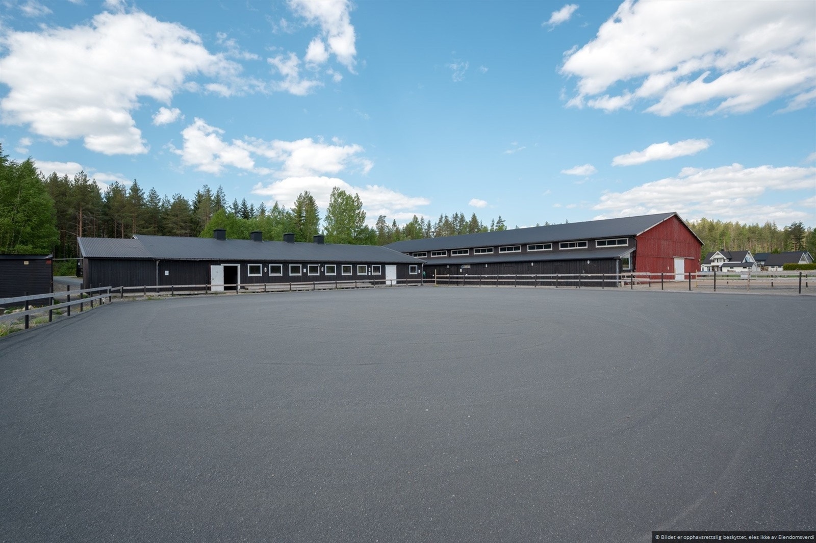 Utendørs har du blant annet to ridebaner på omkring 30x60 meter. Galleribilde