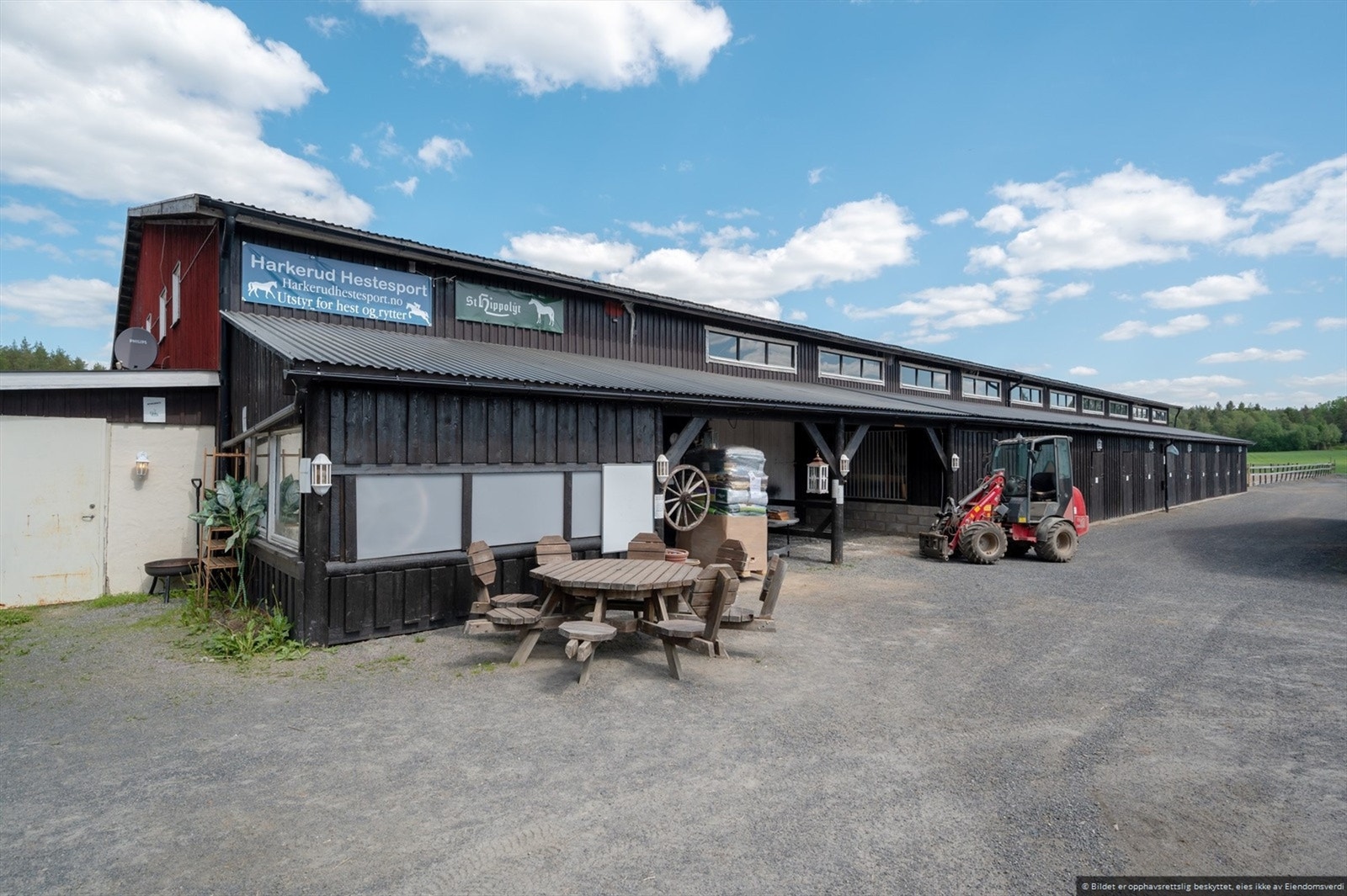 Ridehall (20x40 m), to utendørs ridebaner med internasjonale mål, 17 paddocker med helårsvann og leskur, samt en separat stallbygning med 17 bokser. Galleribilde