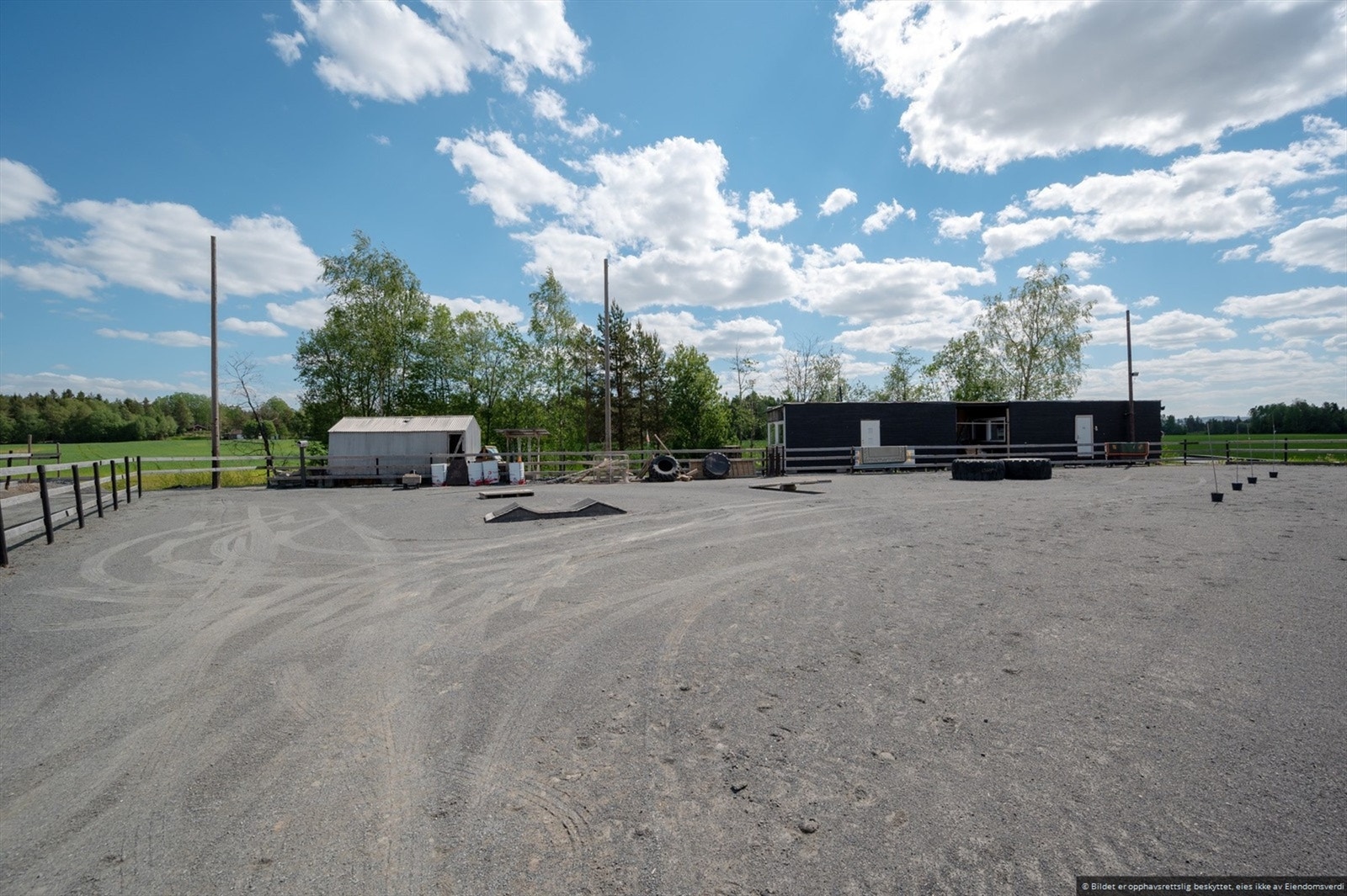 Ridebanene ble bygget opp i 2019 med spesialdekke i form av gummkuler på den ene banen og topplag med sand på den andre banen. Galleribilde