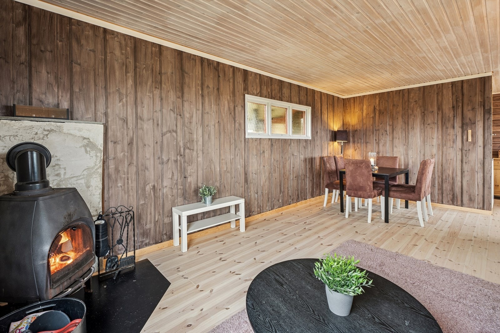 Den gode planløsningen gir god plass til både sofagruppe og spisebord. Galleribilde