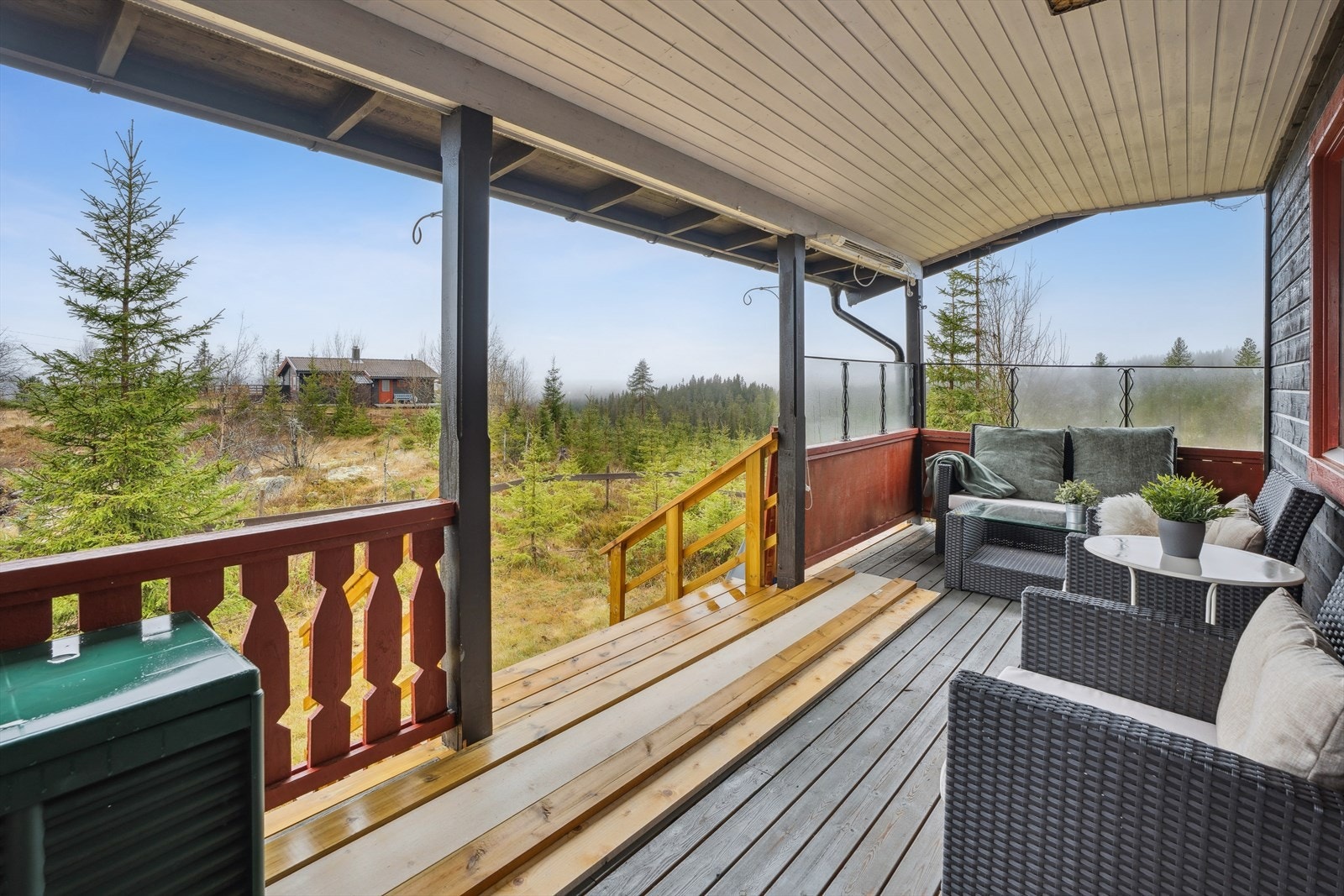 Den overbygde terrassen på 17 m² er et lunt uterom med plass til sittegruppe. Galleribilde