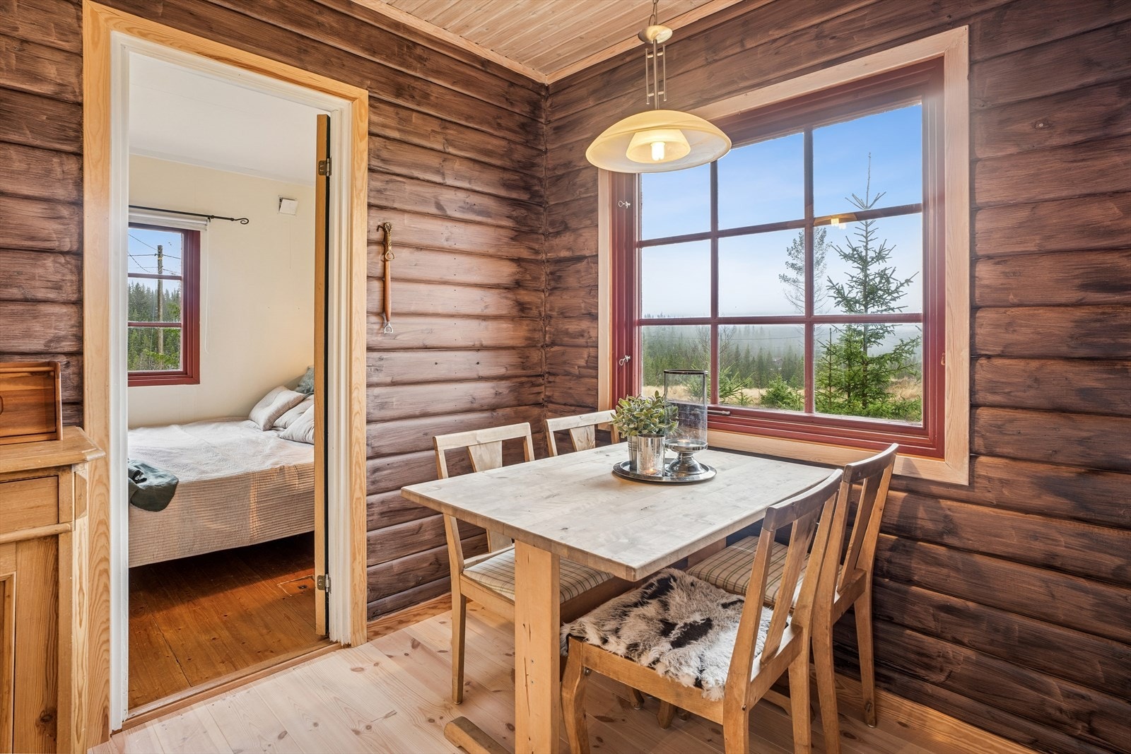 Fra kjøkkendelen er det adkomst til det ene soverommet. Galleribilde